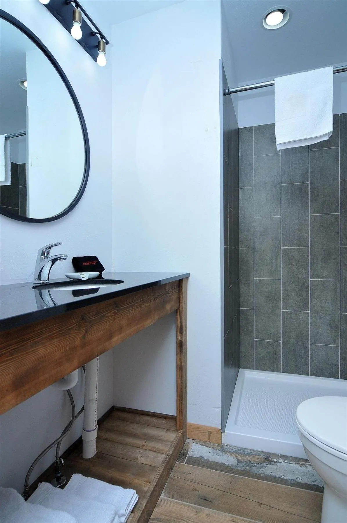 Bathroom in Vista Court Cabins & Lodge