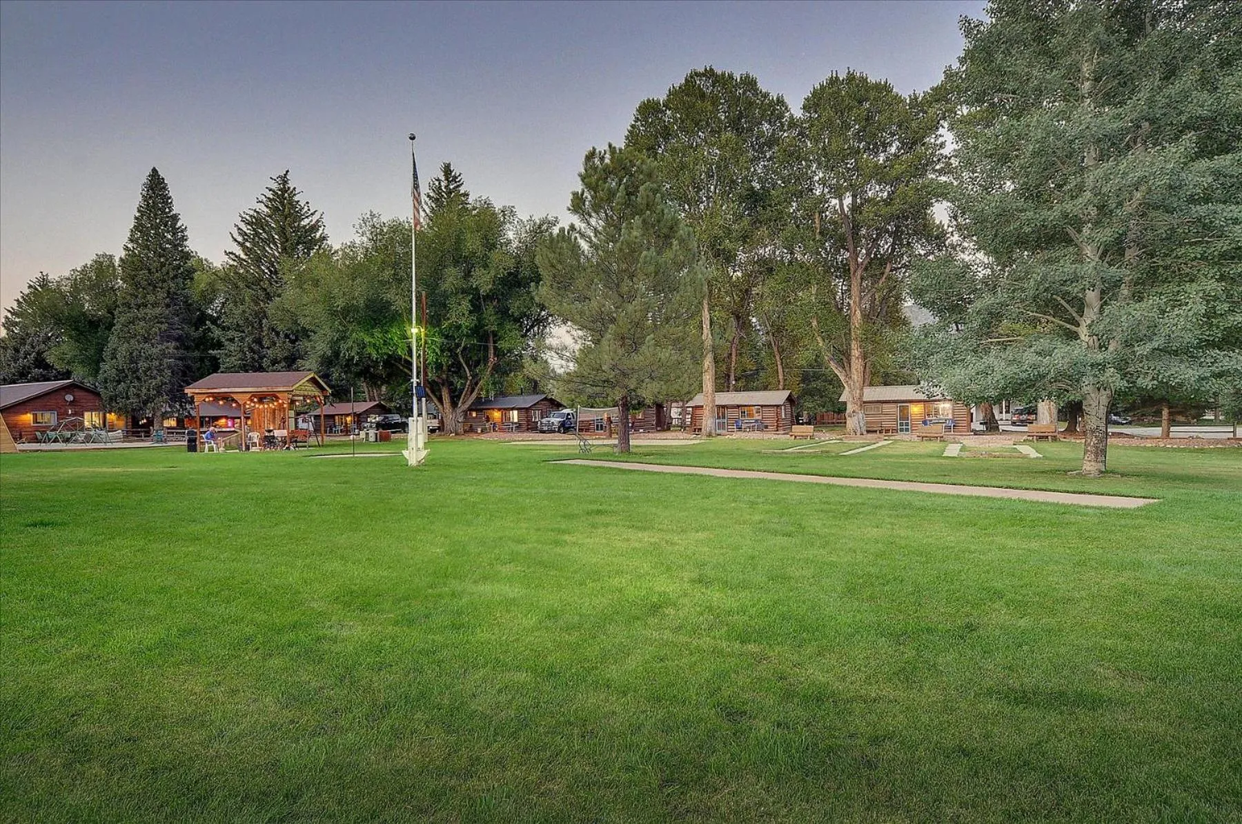 Garden in Vista Court Cabins & Lodge