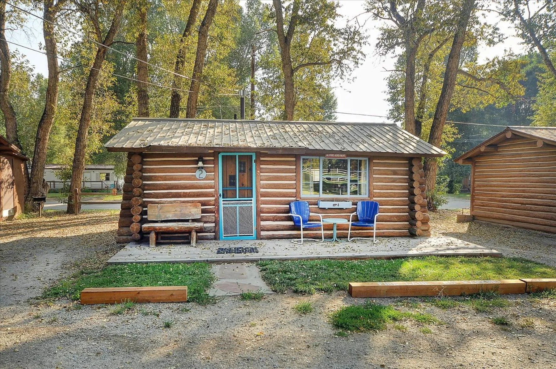 Facade/entrance in Vista Court Cabins & Lodge