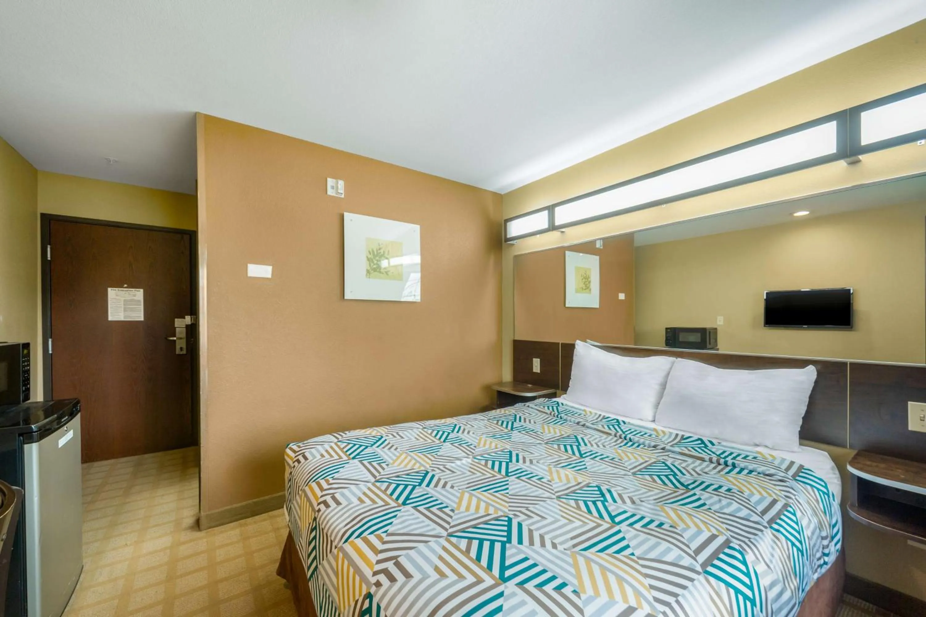 Photo of the whole room, Bed in Studio 6 Suites Breaux Bridge, LA