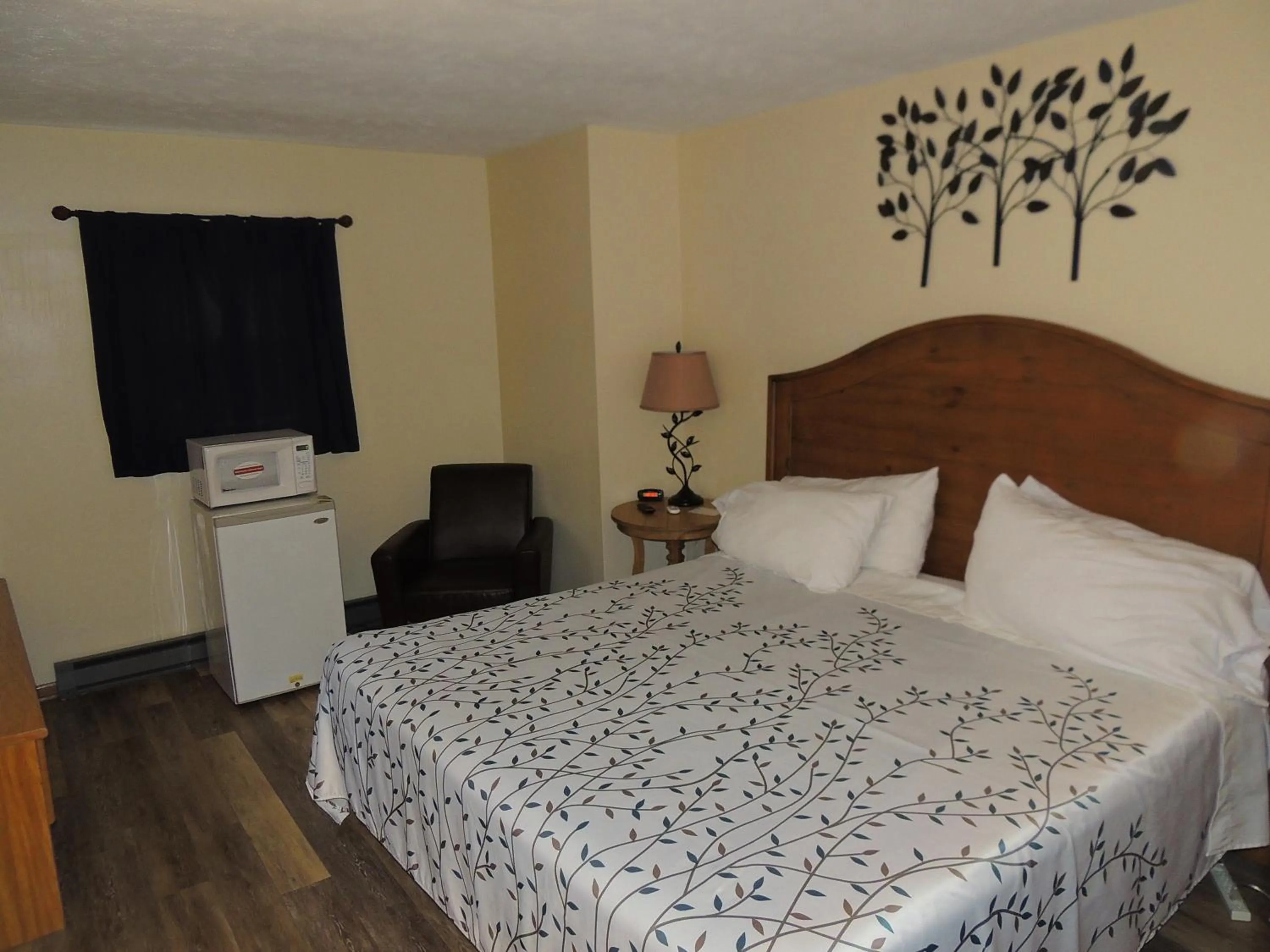 Bed in White Caps Motel and RV Park