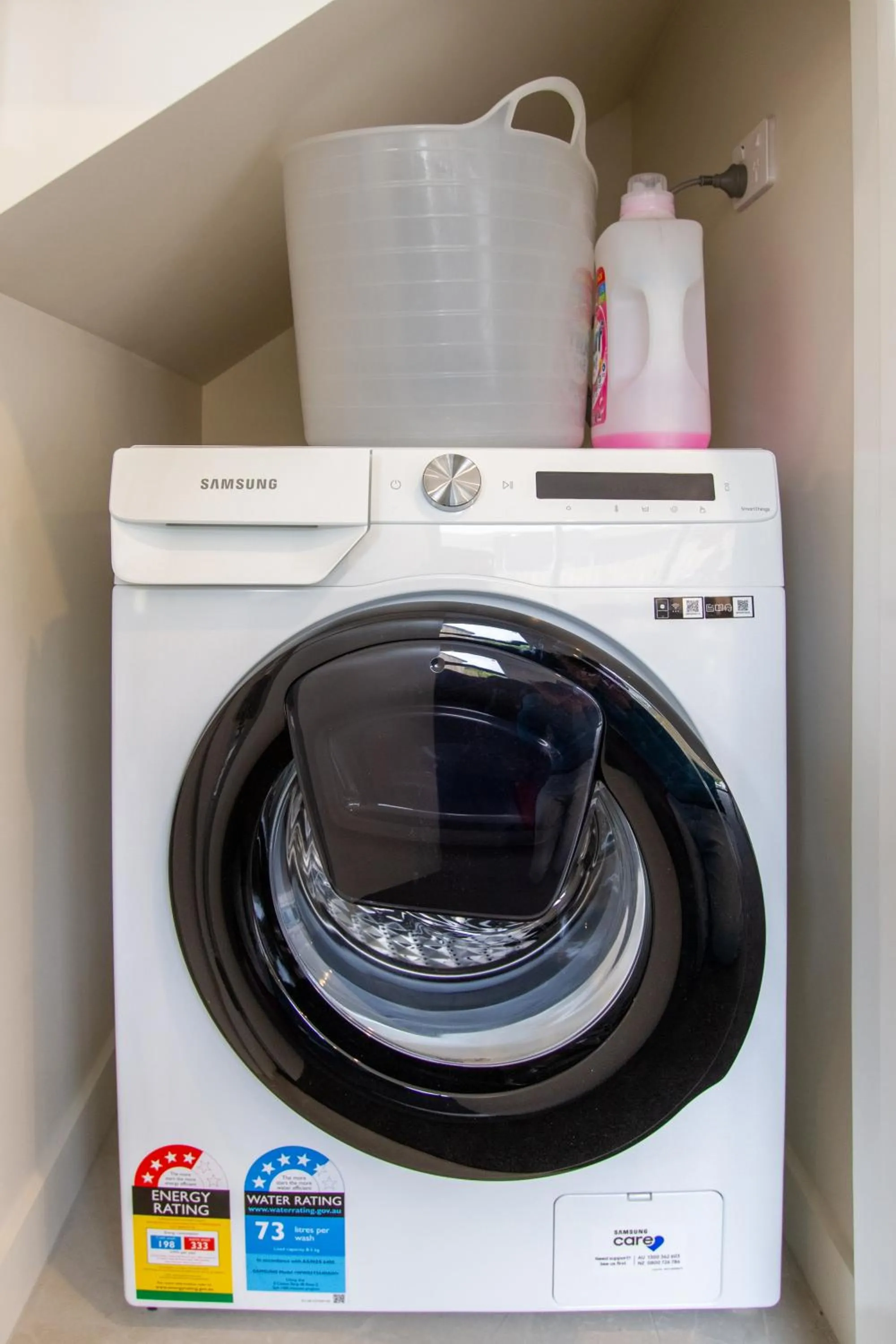 washing machine in 3 Bed 2.5 Bath Riccarton W/Games room