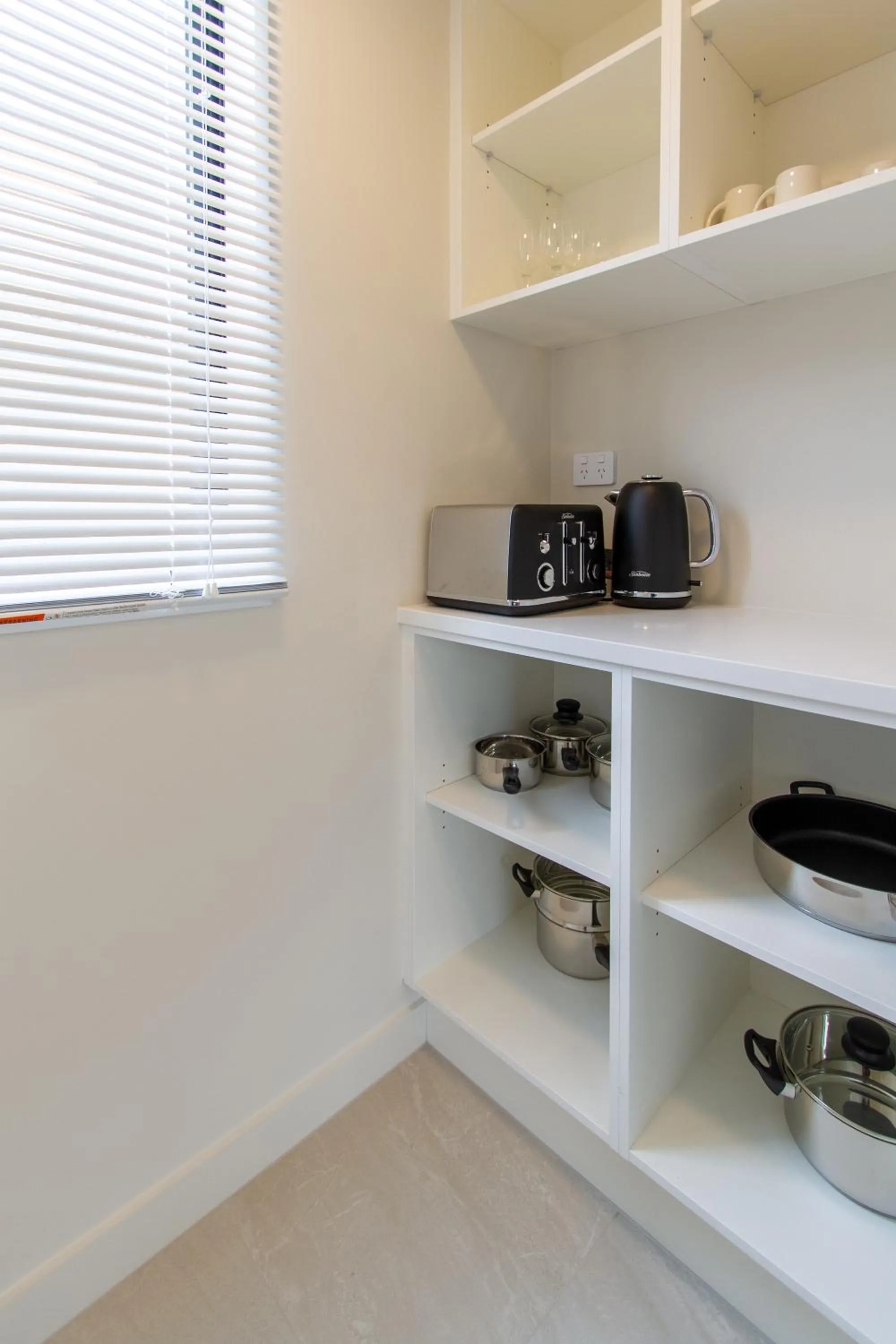 Kitchen or kitchenette in 3 Bed 2.5 Bath Riccarton W/Games room