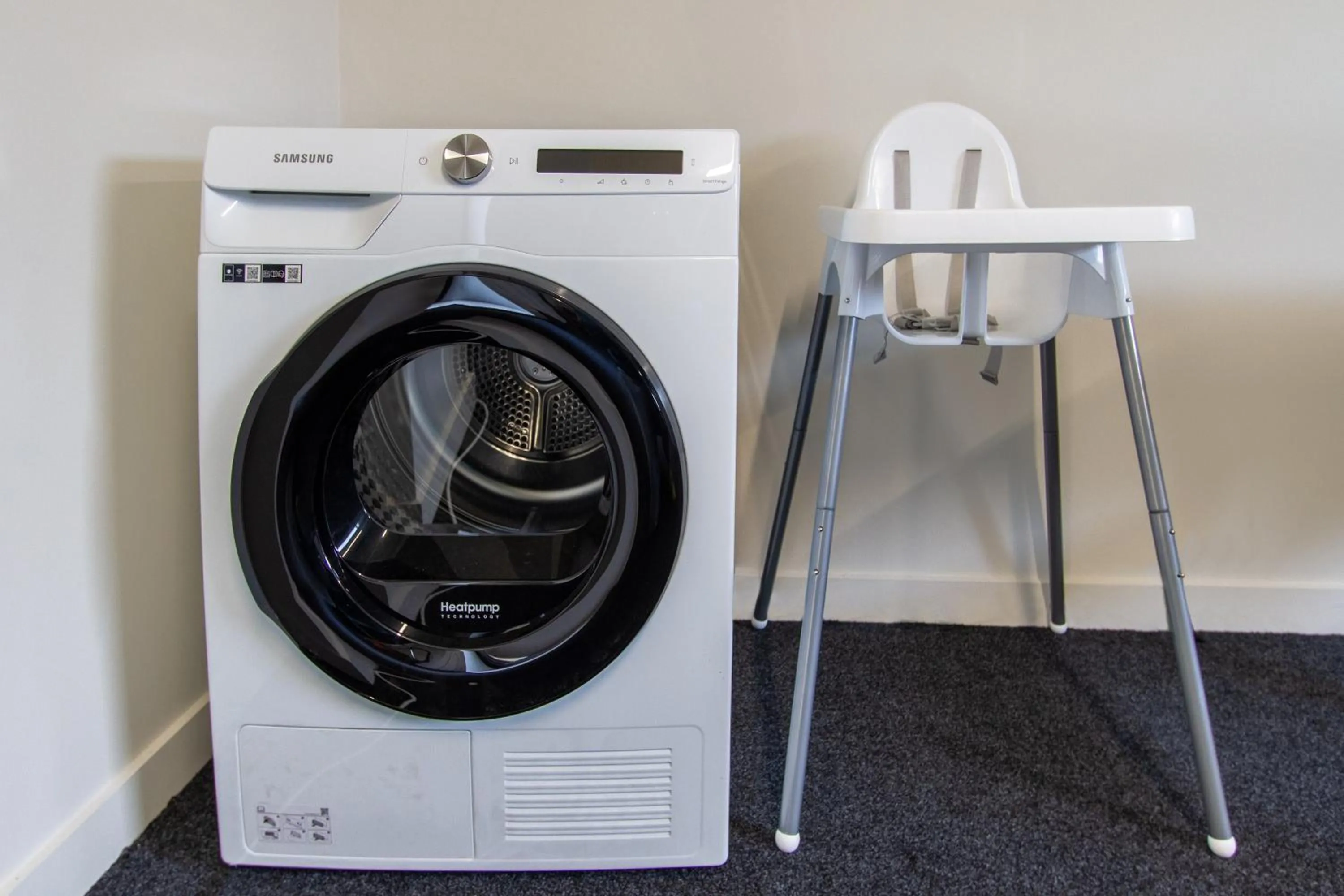 washing machine in 3 Bed 2.5 Bath Riccarton W/Games room