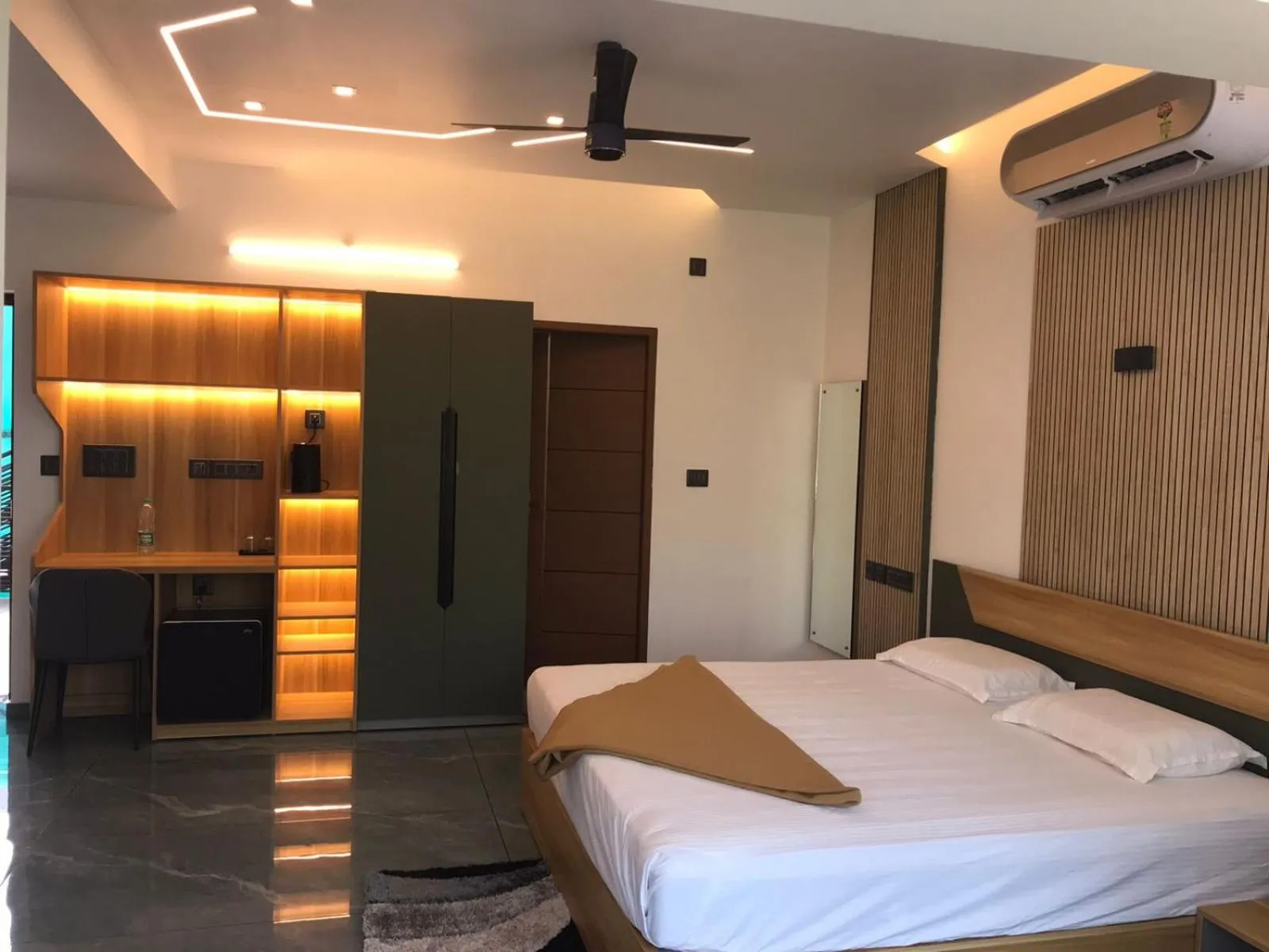 Bed in Kalloos Island Backwater Resort