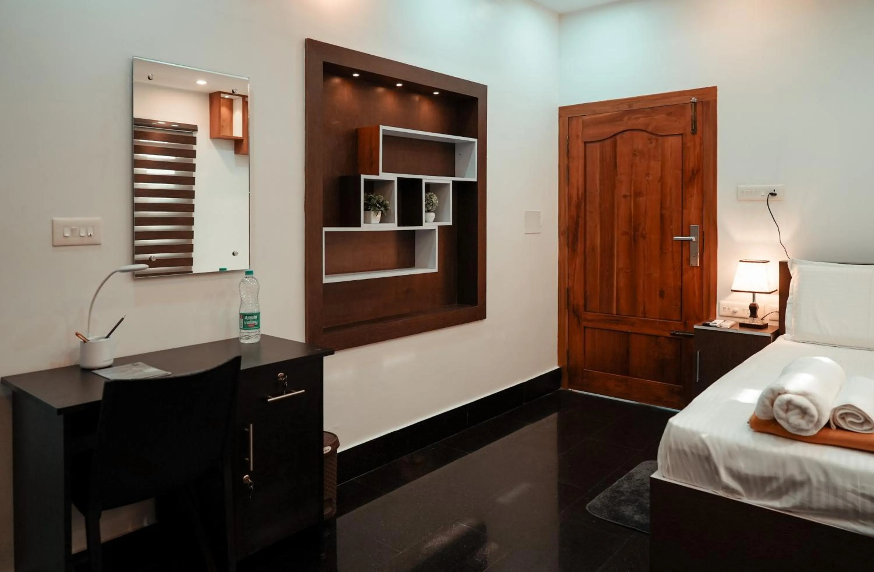 Photo of the whole room, Bed in Kalloos Island Backwater Resort