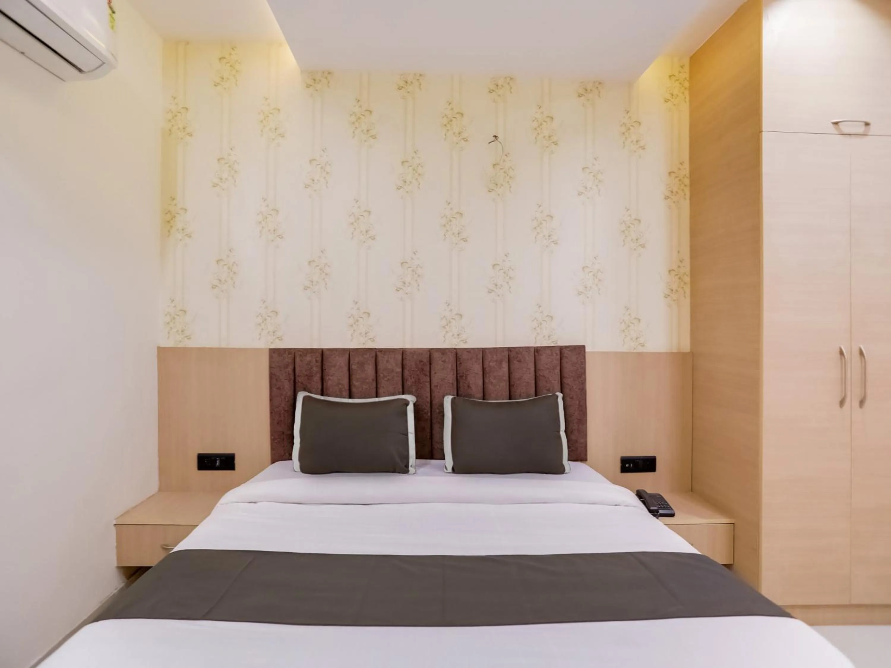 Lobby or reception, Bed in Townhouse Magnolia Corporate Stays