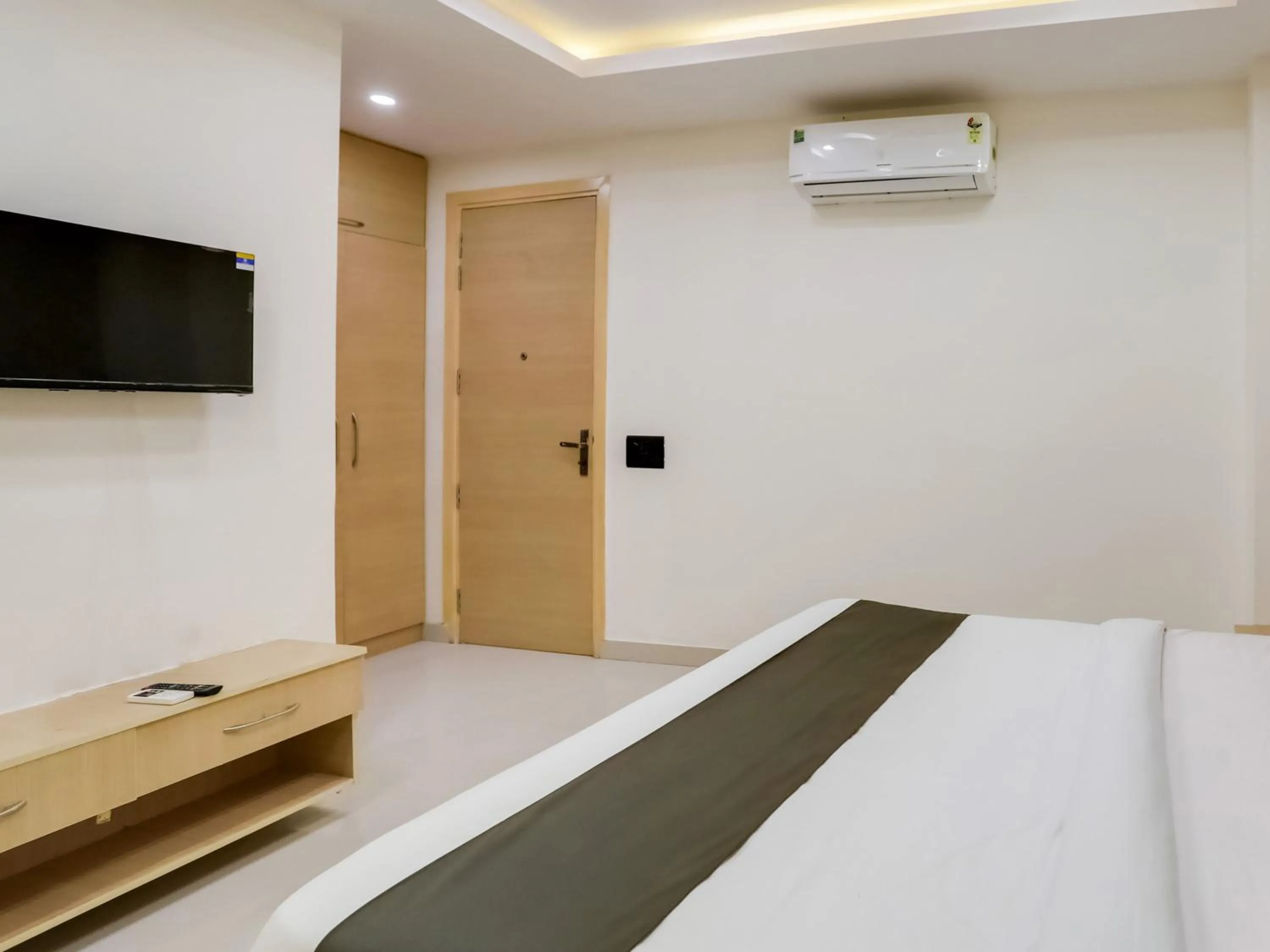 Bathroom, Bed in Townhouse Magnolia Corporate Stays