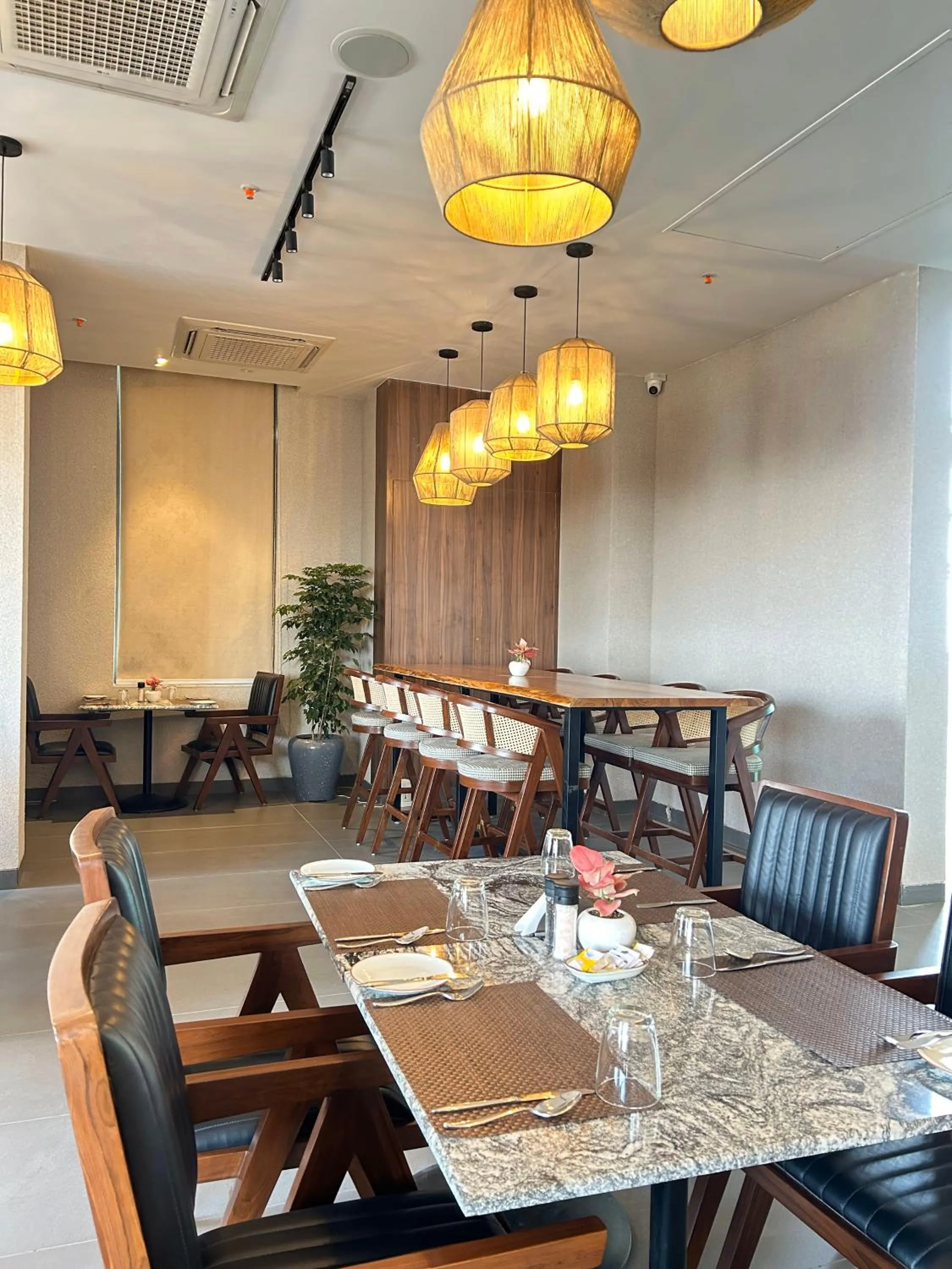 Restaurant/places to eat in Rhythm Gurugram Hotel & Suites, Sohna Road