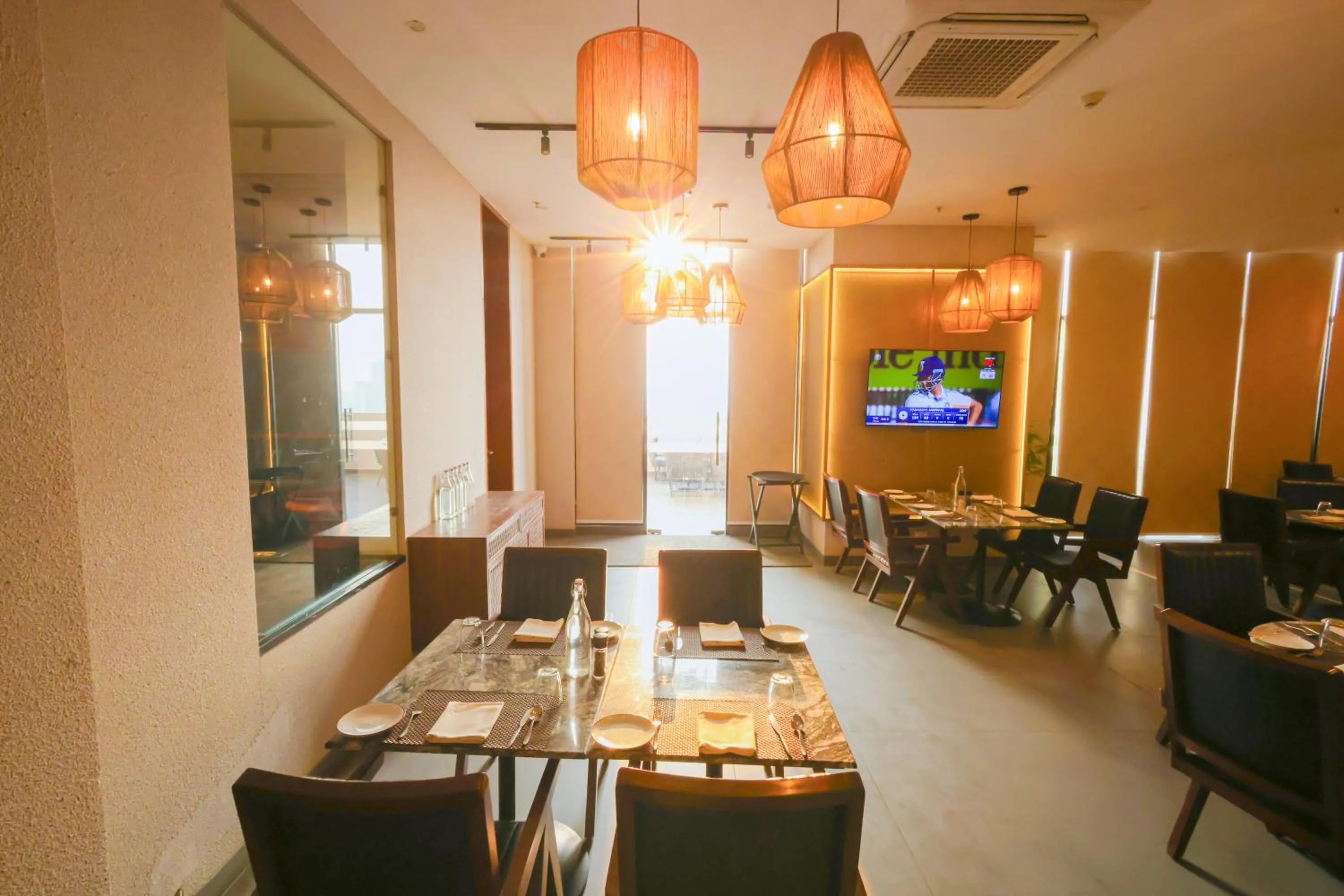 Restaurant/places to eat in Rhythm Gurugram Hotel & Suites, Sohna Road