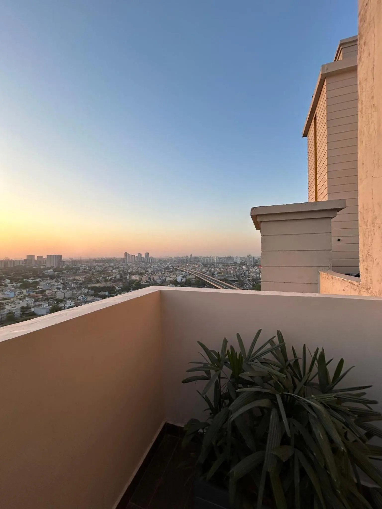 Restaurant/places to eat in Rhythm Gurugram Hotel & Suites, Sohna Road