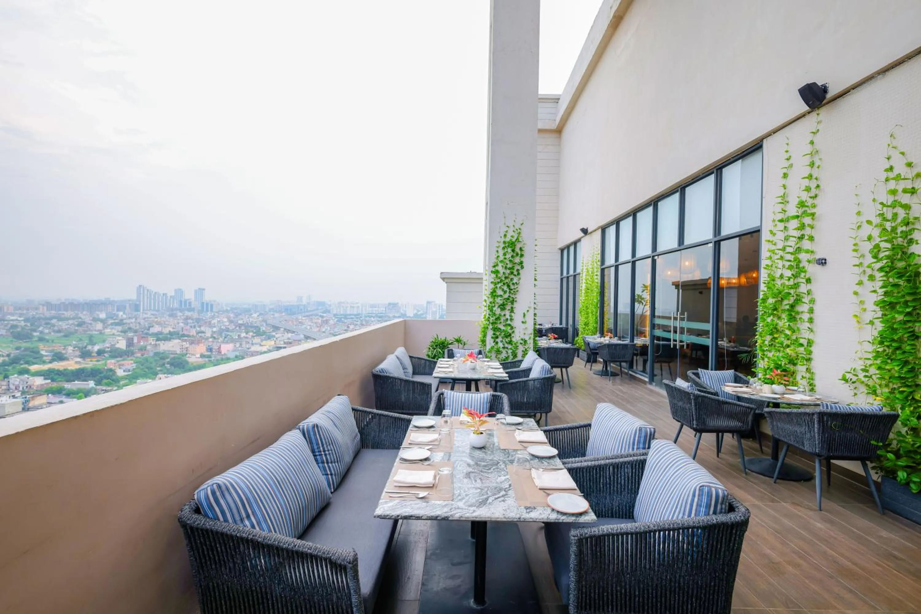 Restaurant/places to eat in Rhythm Gurugram Hotel & Suites, Sohna Road