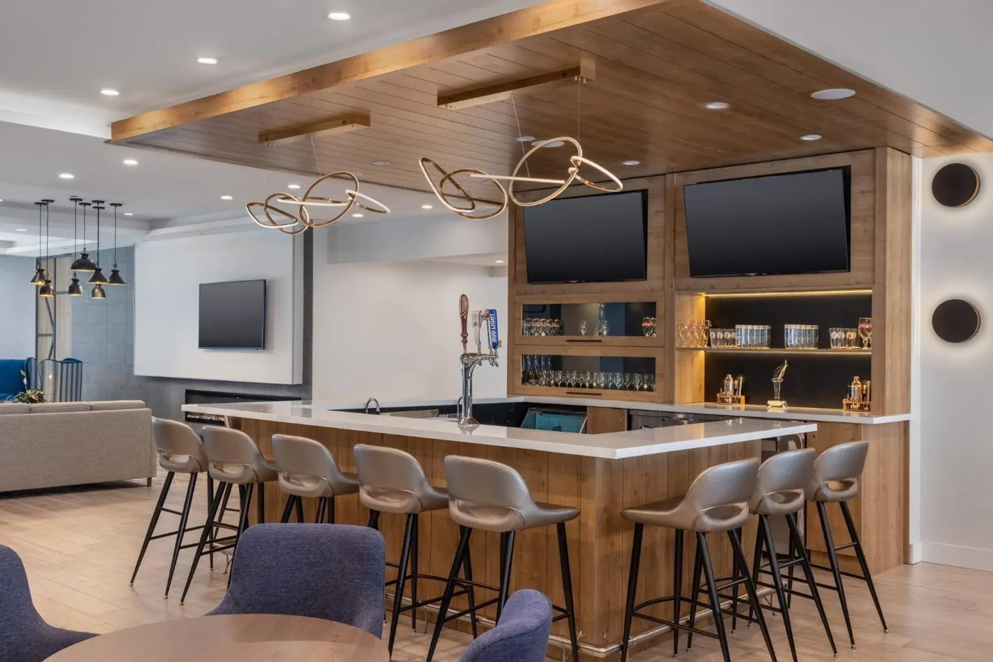 Lounge or bar in Staybridge Suites Port Elgin by IHG Lounge or bar in Staybridge Suites Port Elgin by IHG