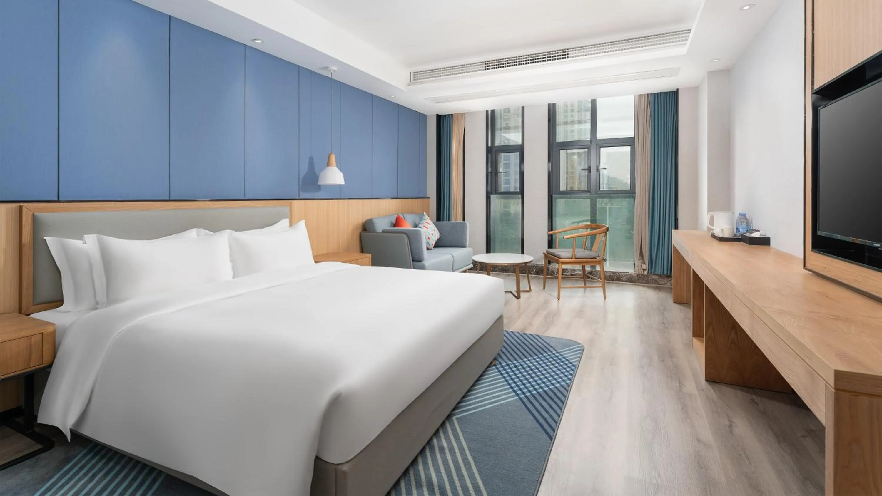 Photo of the whole room, Bed in Holiday Inn Express Huangshi Cihu Lake by IHG