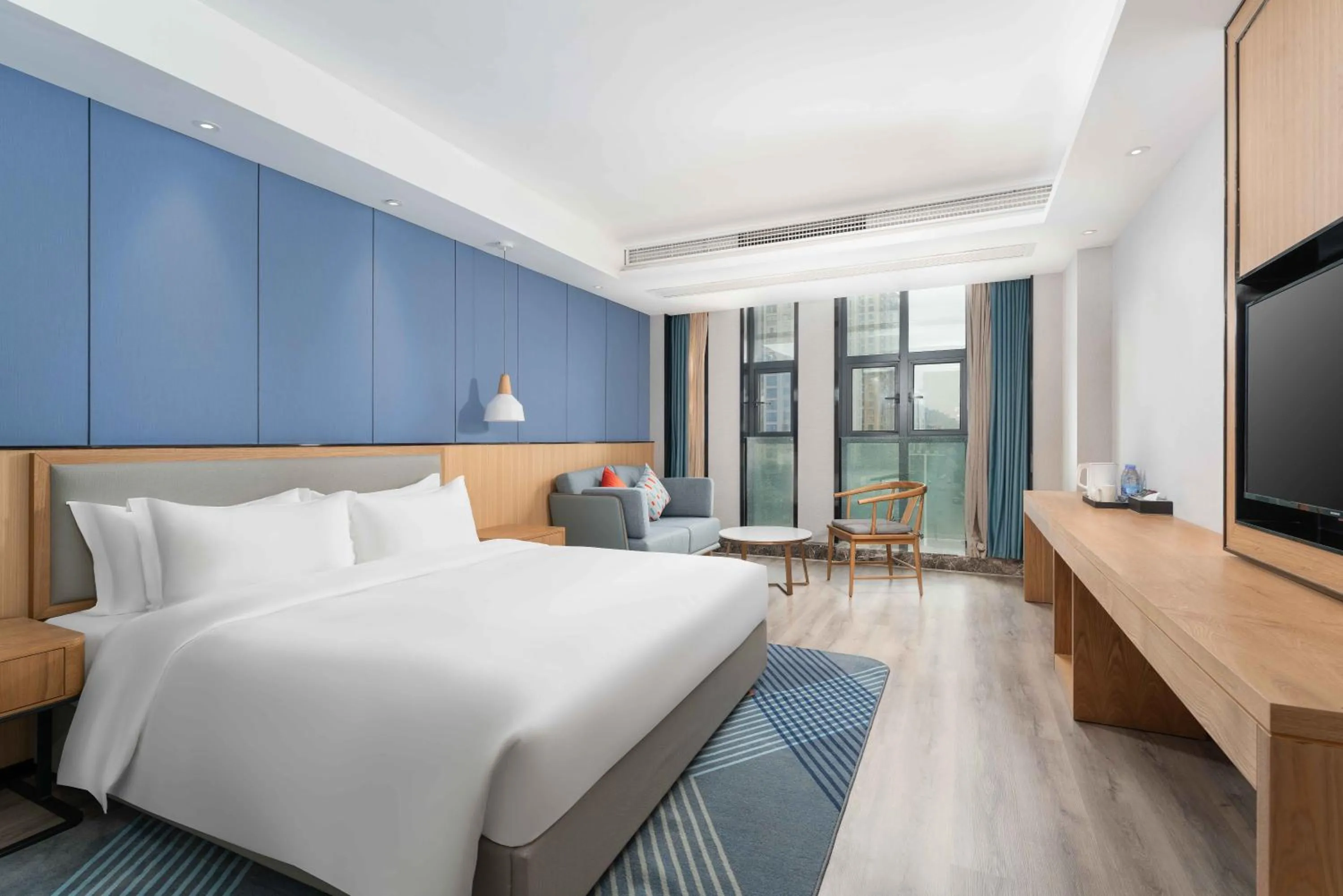Photo of the whole room, Bed in Holiday Inn Express Huangshi Cihu Lake by IHG