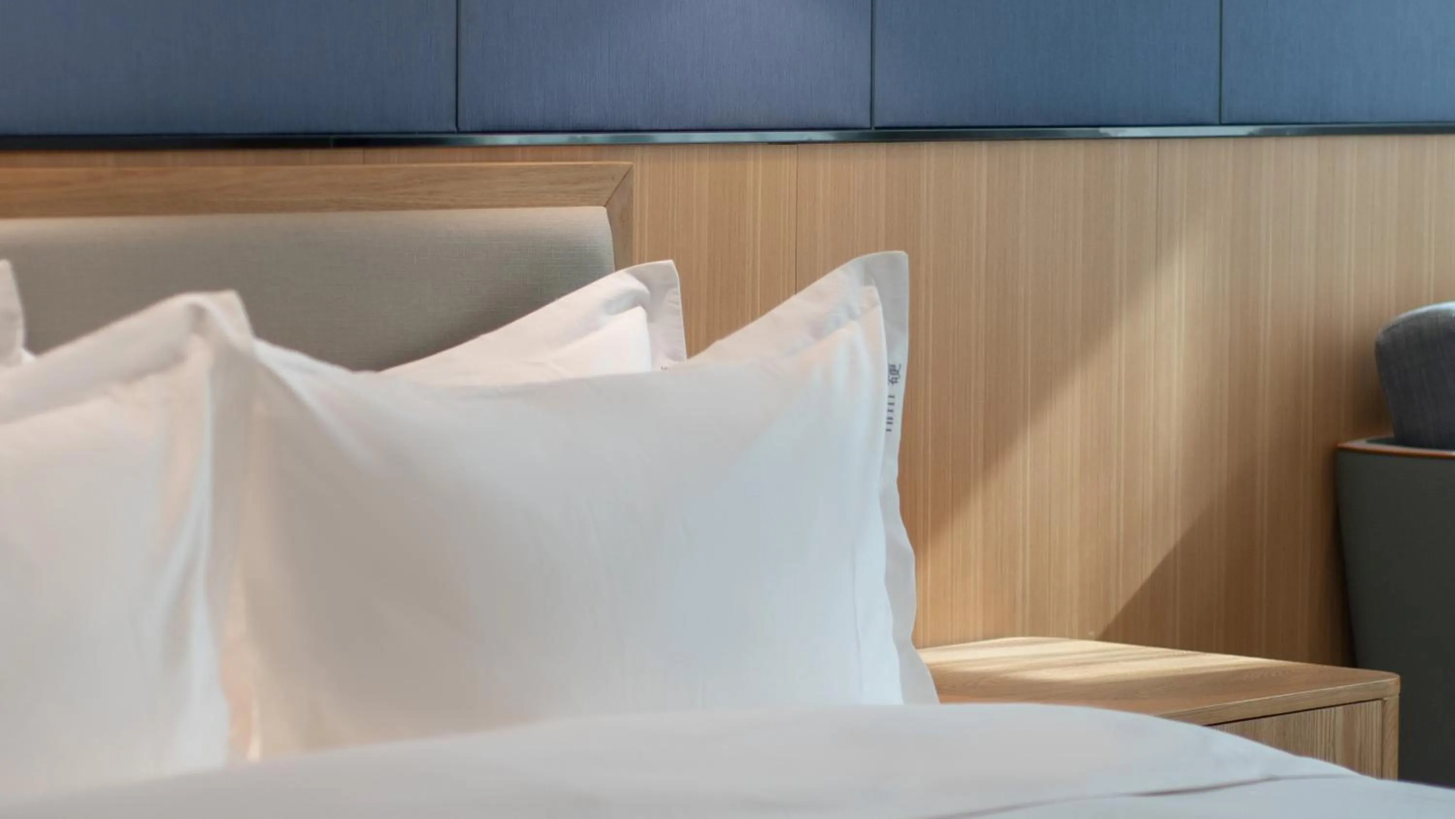 Photo of the whole room, Bed in Holiday Inn Express Huangshi Cihu Lake by IHG