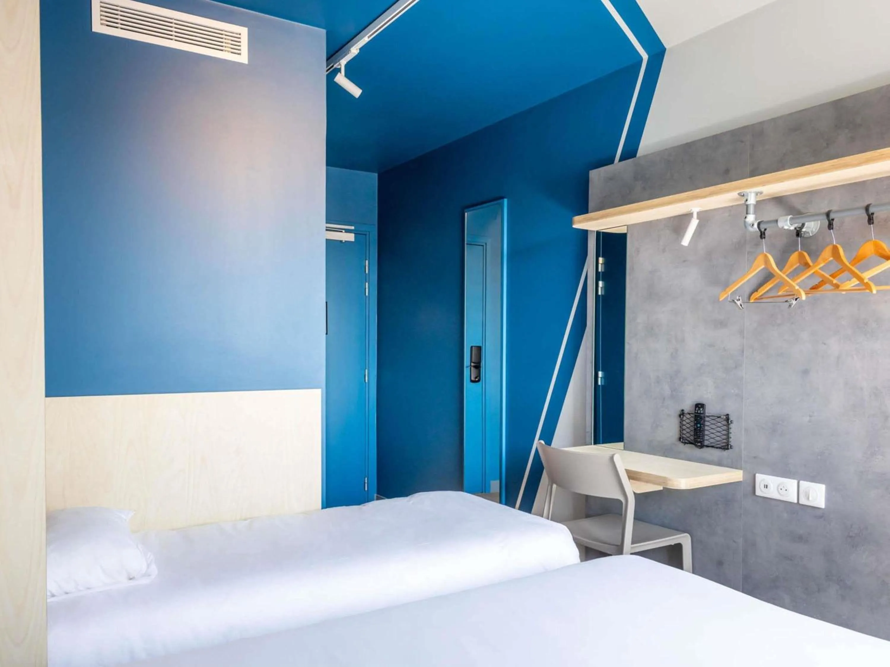 Bedroom, Bed in ibis budget Toulouse Labège