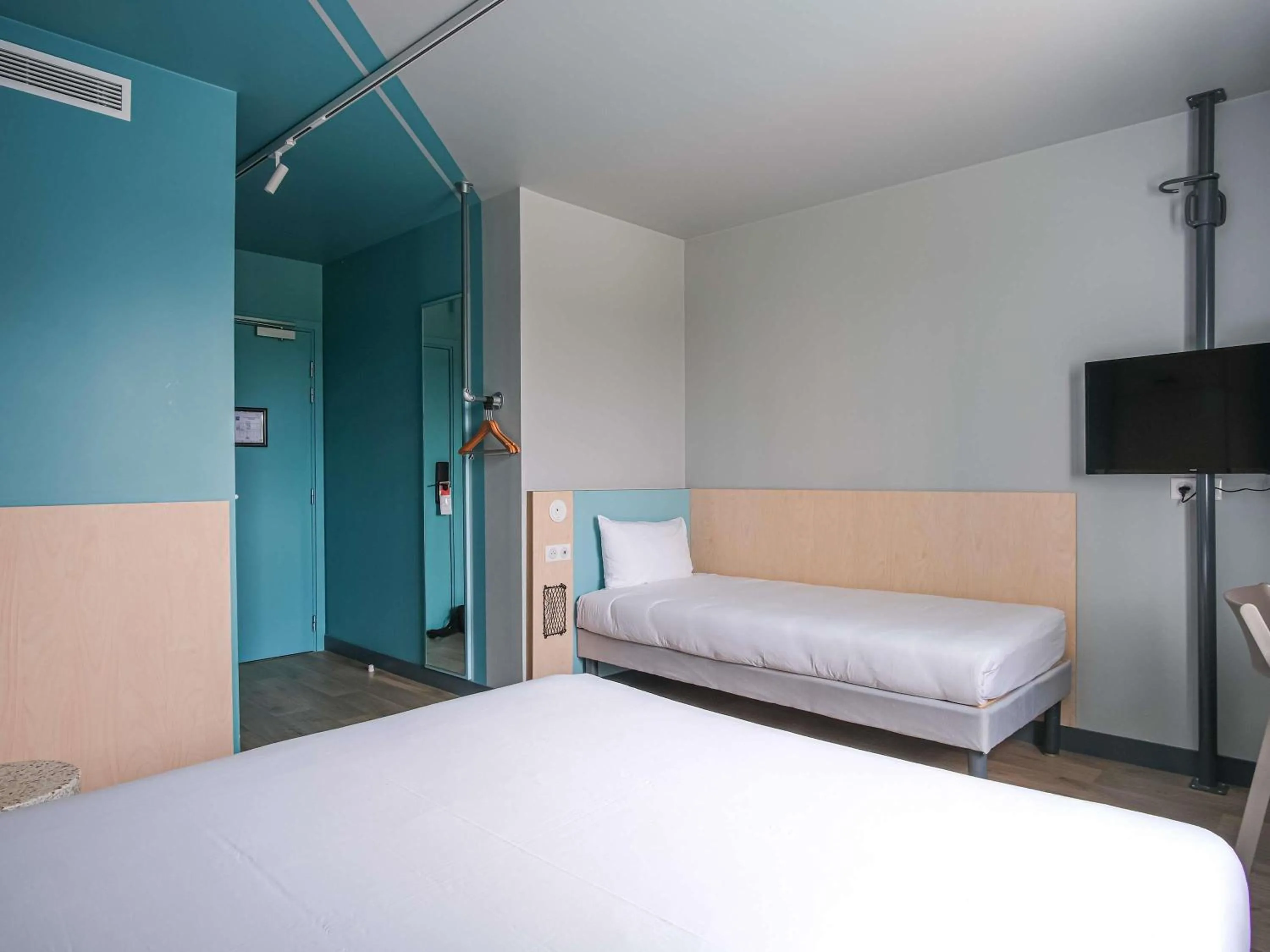 Property building, Bed in ibis budget Toulouse Labège