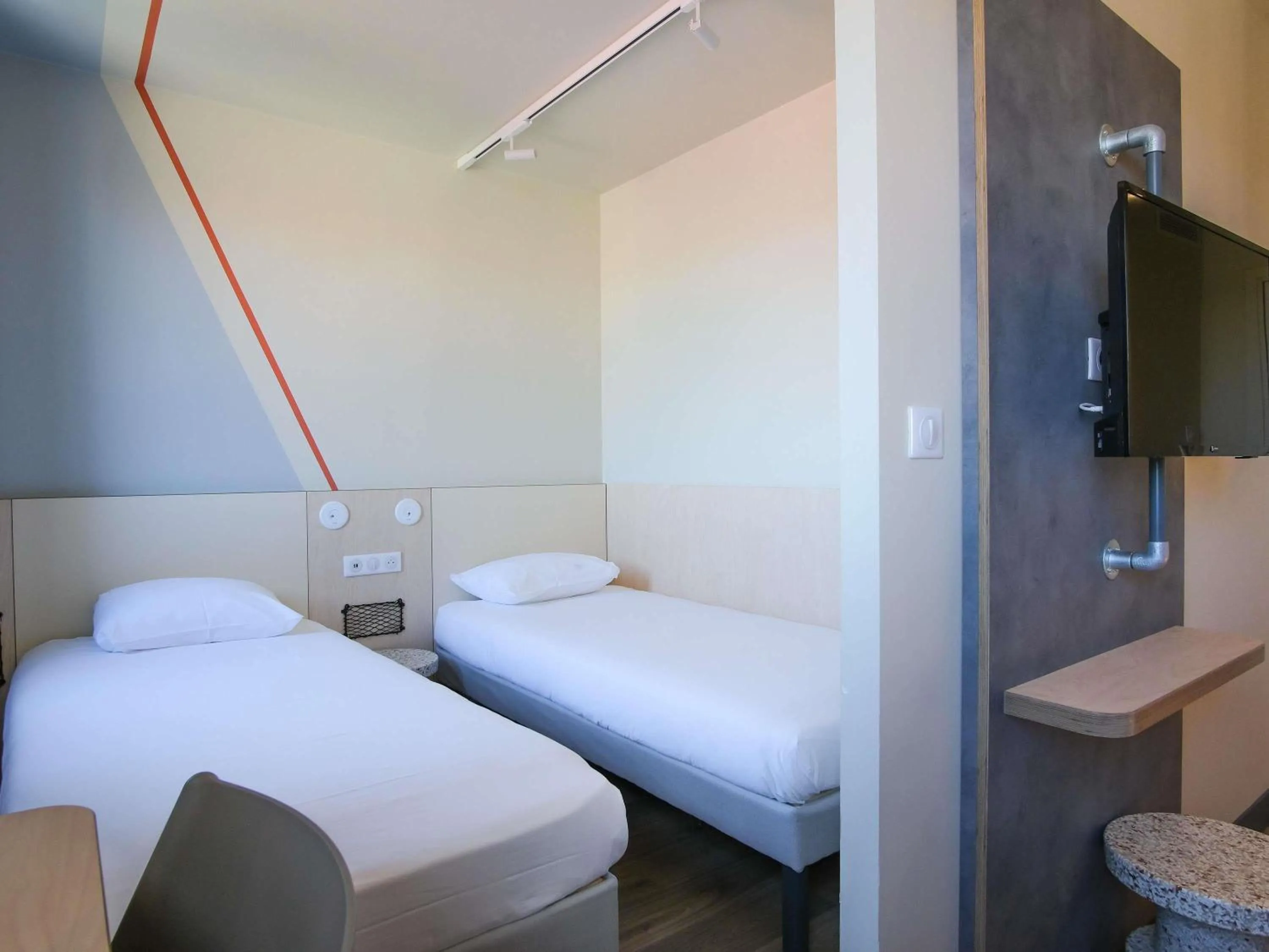 Bedroom, Bed in ibis budget Toulouse Labège