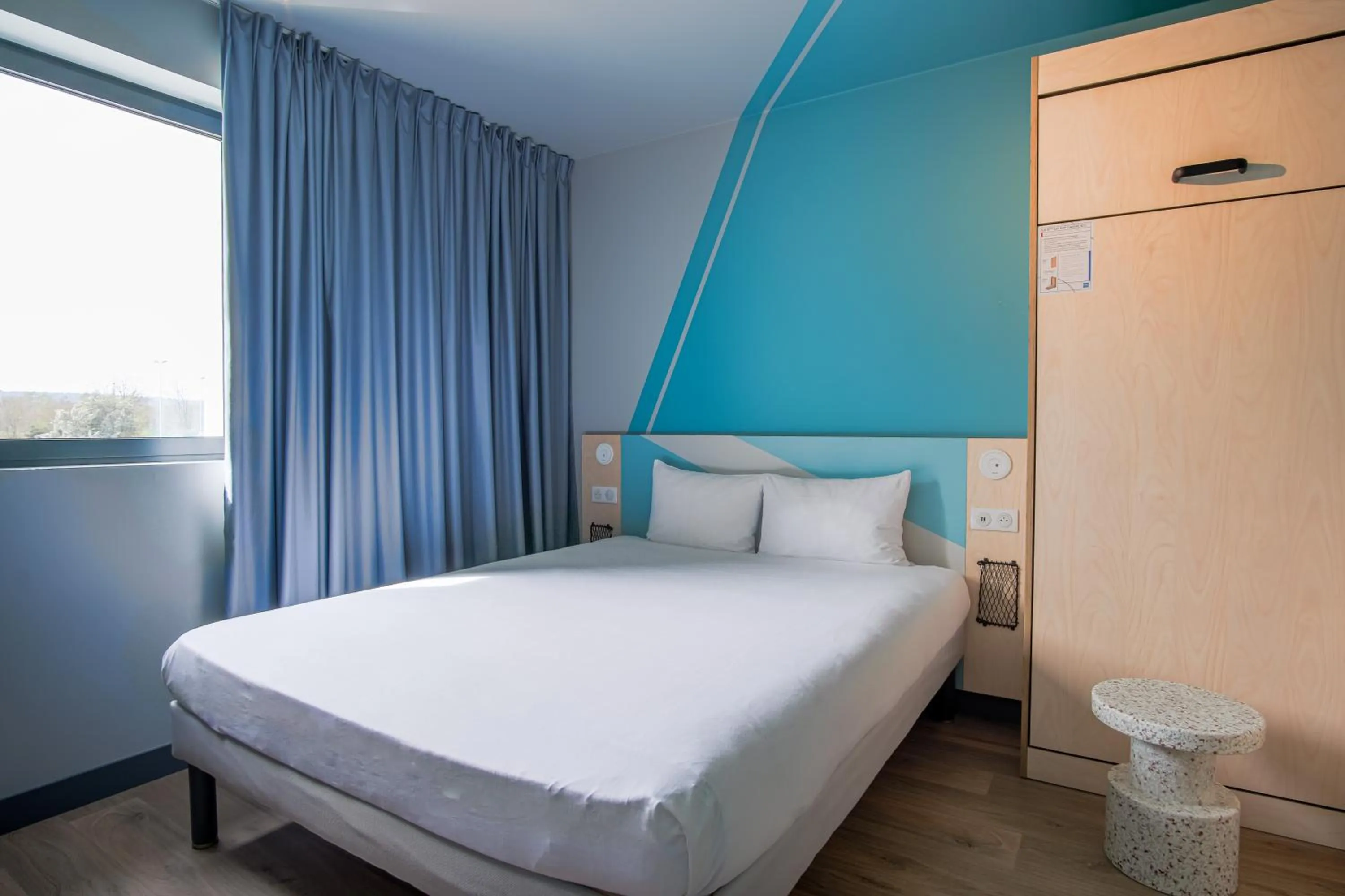 Bedroom, Bed in ibis budget Toulouse Labège