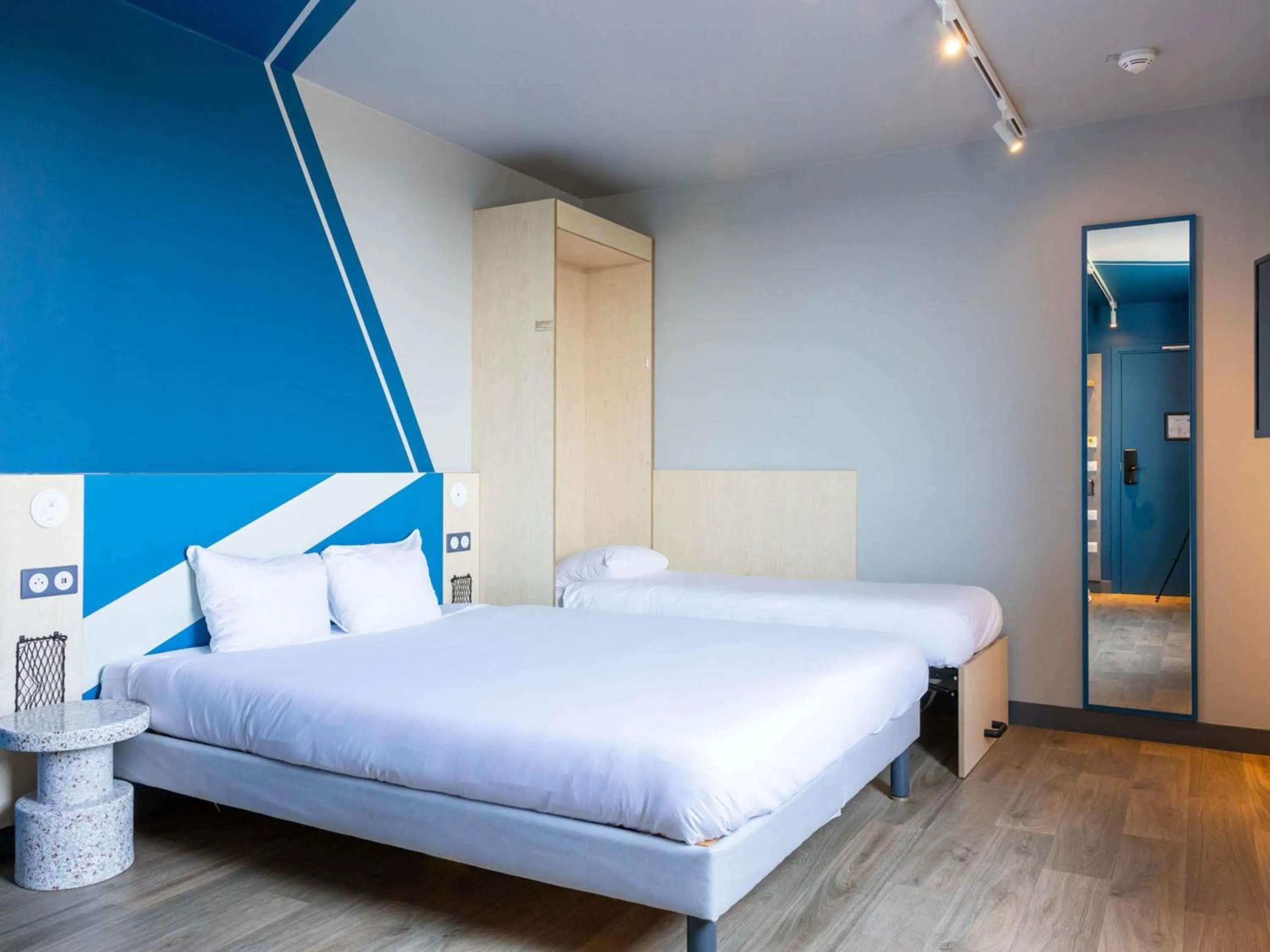 Bedroom, Bed in ibis budget Toulouse Labège