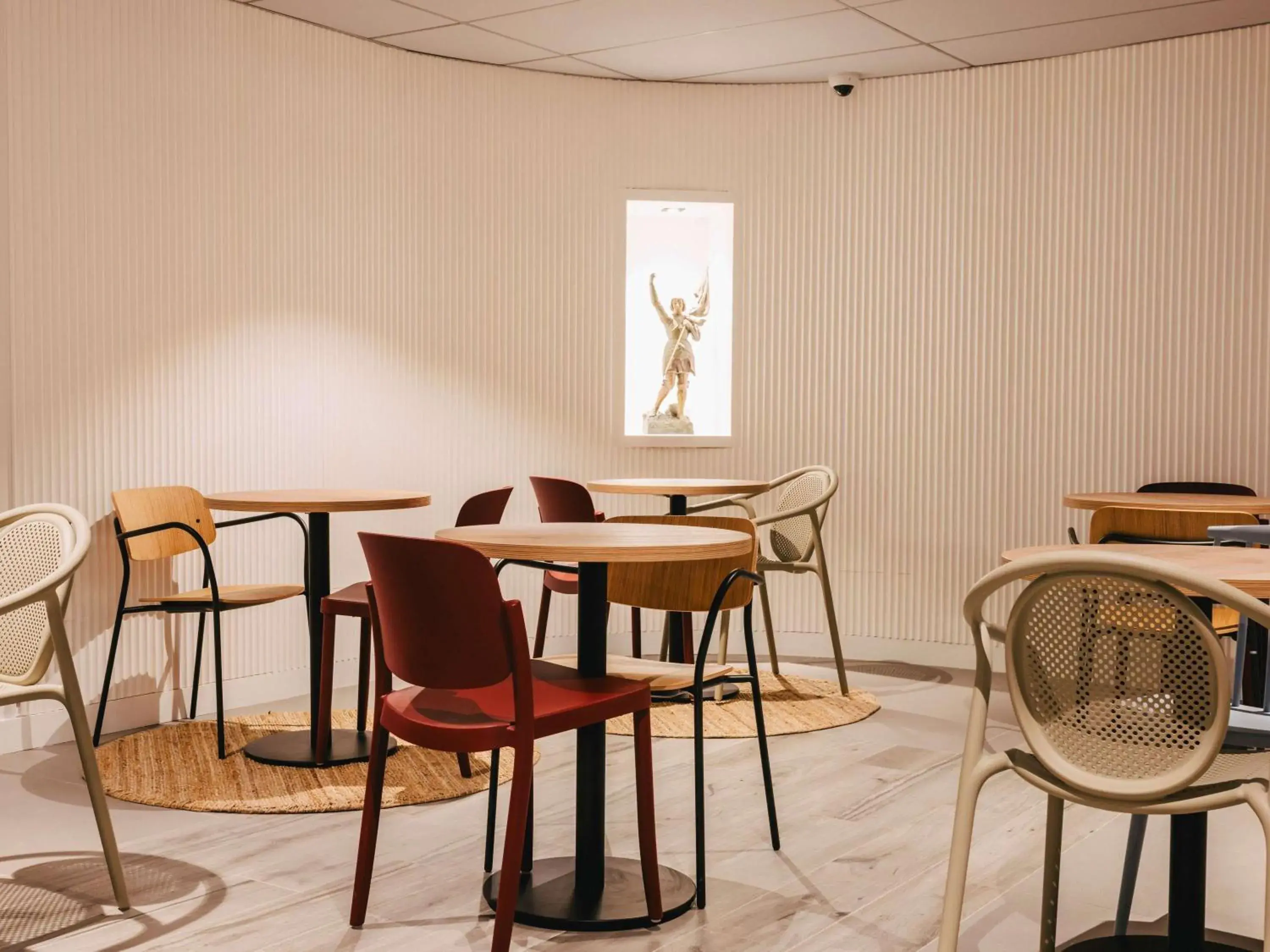 Lounge or bar in ibis Rouen Centre Rive Droite Pasteur Lounge or bar in ibis Rouen Centre Rive Droite Pasteur