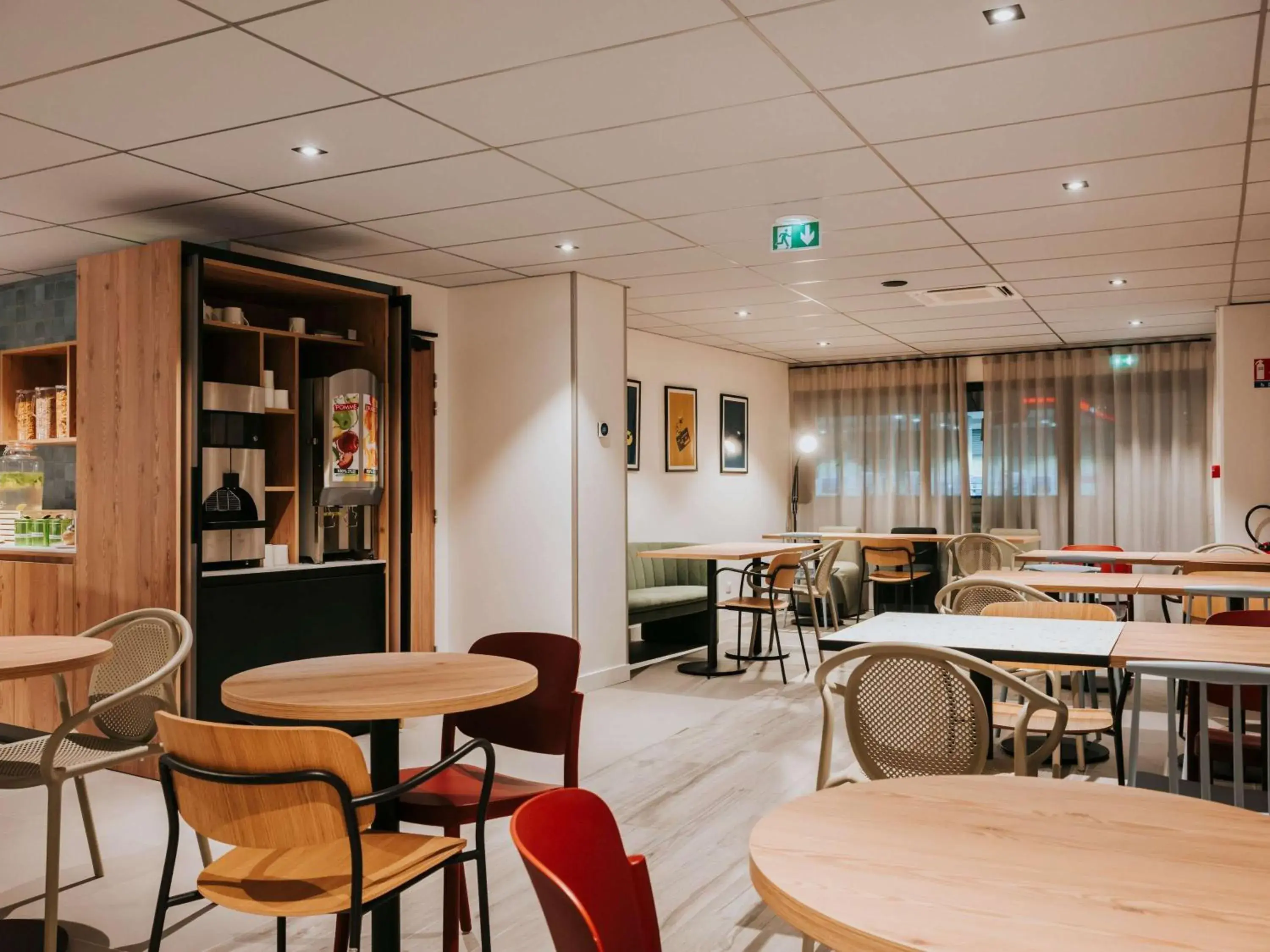 Lounge or bar in ibis Rouen Centre Rive Droite Pasteur Lounge or bar in ibis Rouen Centre Rive Droite Pasteur