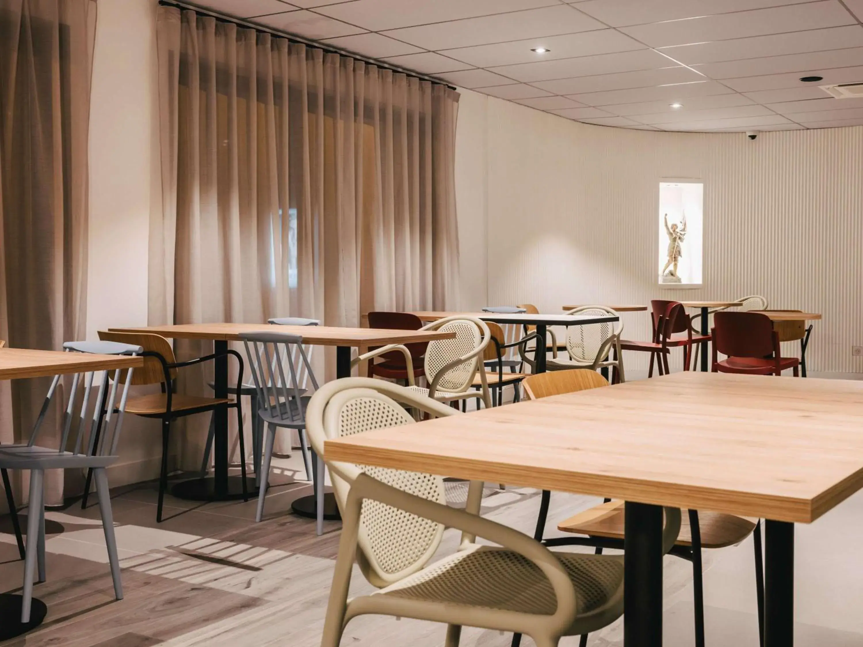 Lounge or bar in ibis Rouen Centre Rive Droite Pasteur Lounge or bar in ibis Rouen Centre Rive Droite Pasteur
