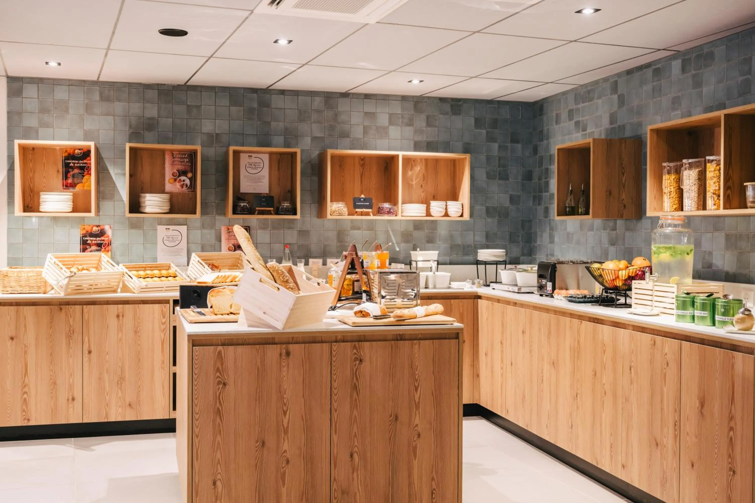 Buffet breakfast in ibis Rouen Centre Rive Droite Pasteur