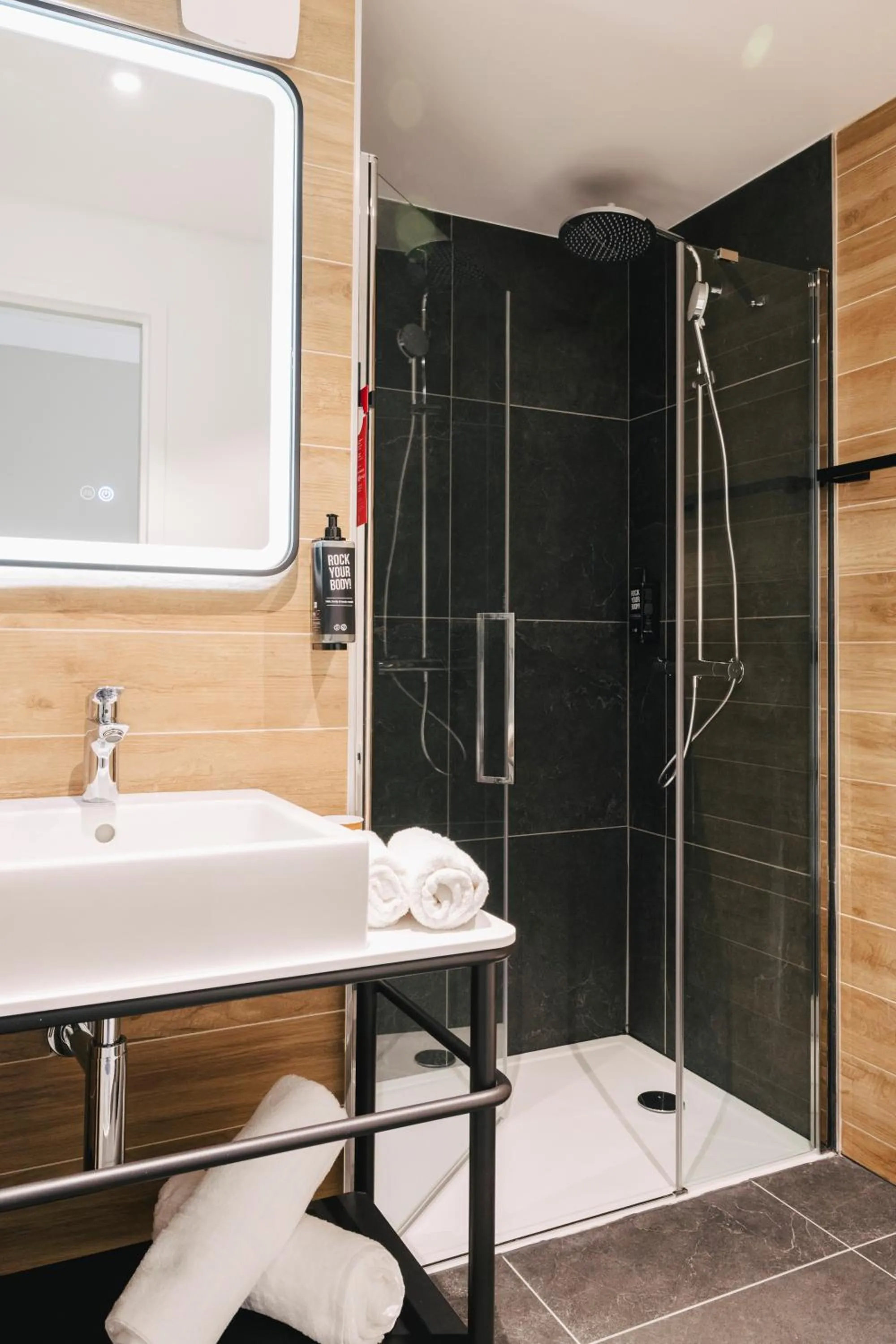 Bathroom in ibis Rouen Centre Rive Droite Pasteur