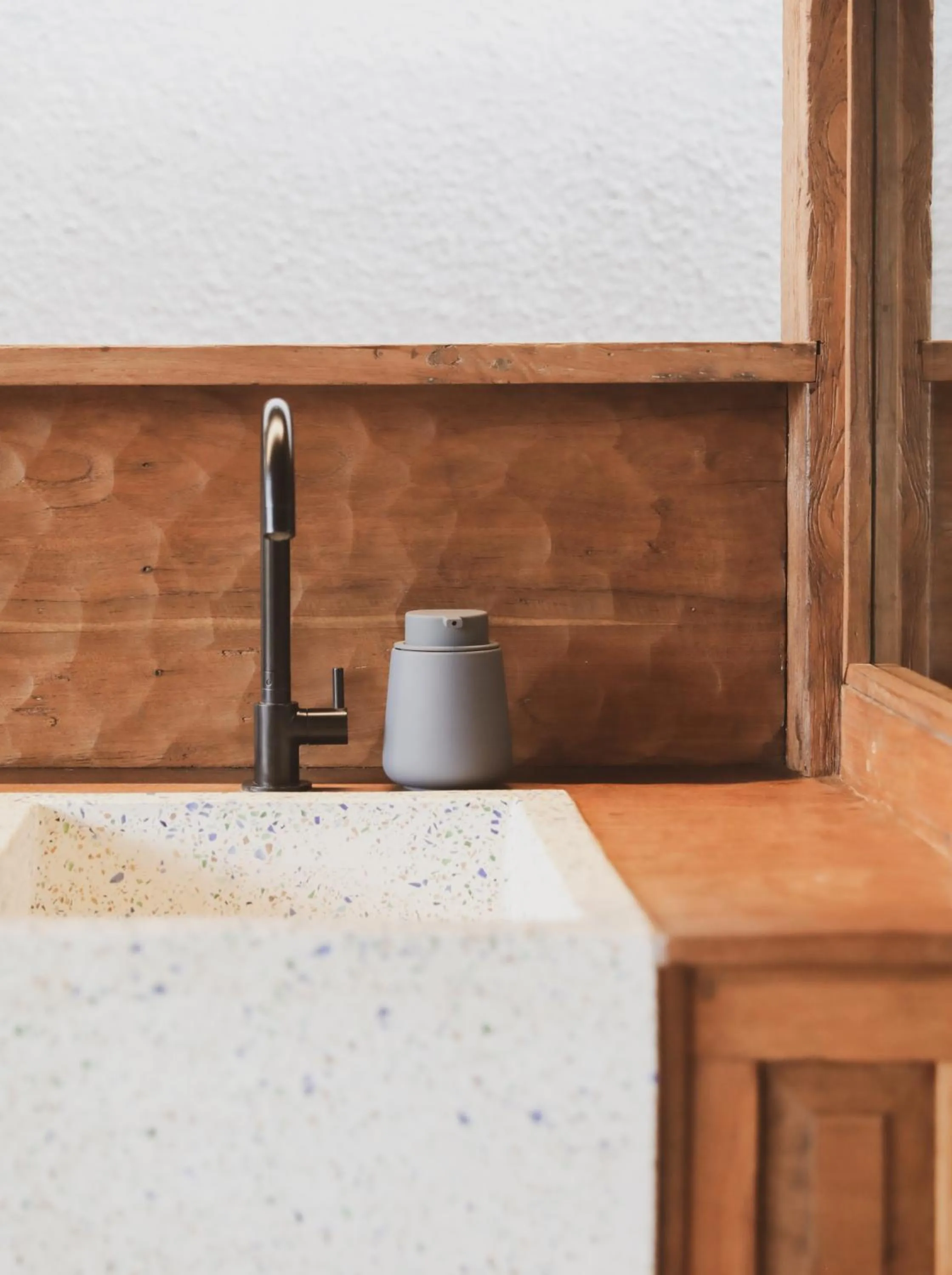 Kitchen or kitchenette in Kalyana Villa Gili Air