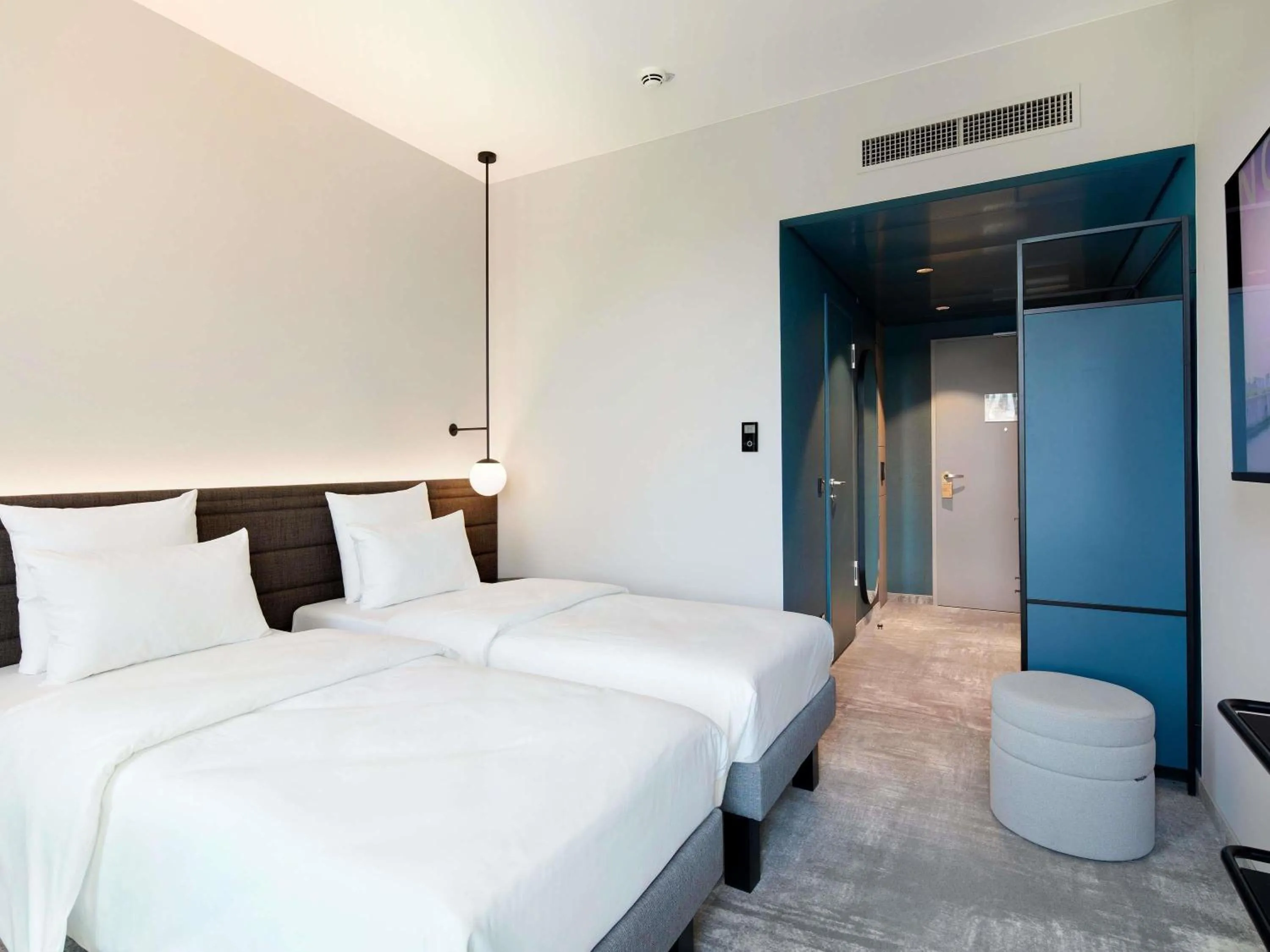 Property building, Bed in Novotel Hamburg Central Station