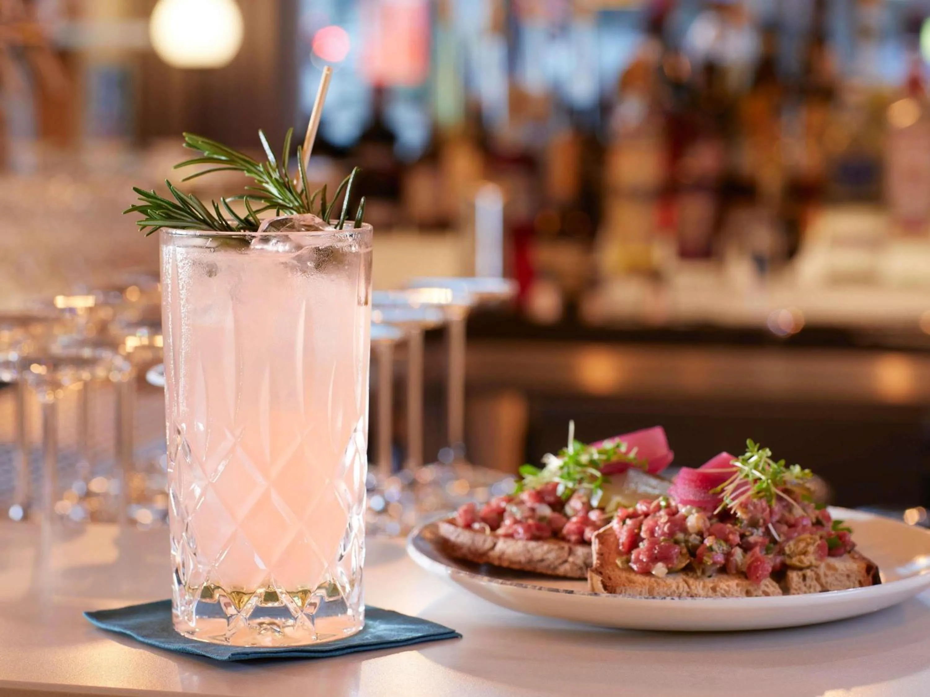 Lounge or bar in Novotel Hamburg Central Station