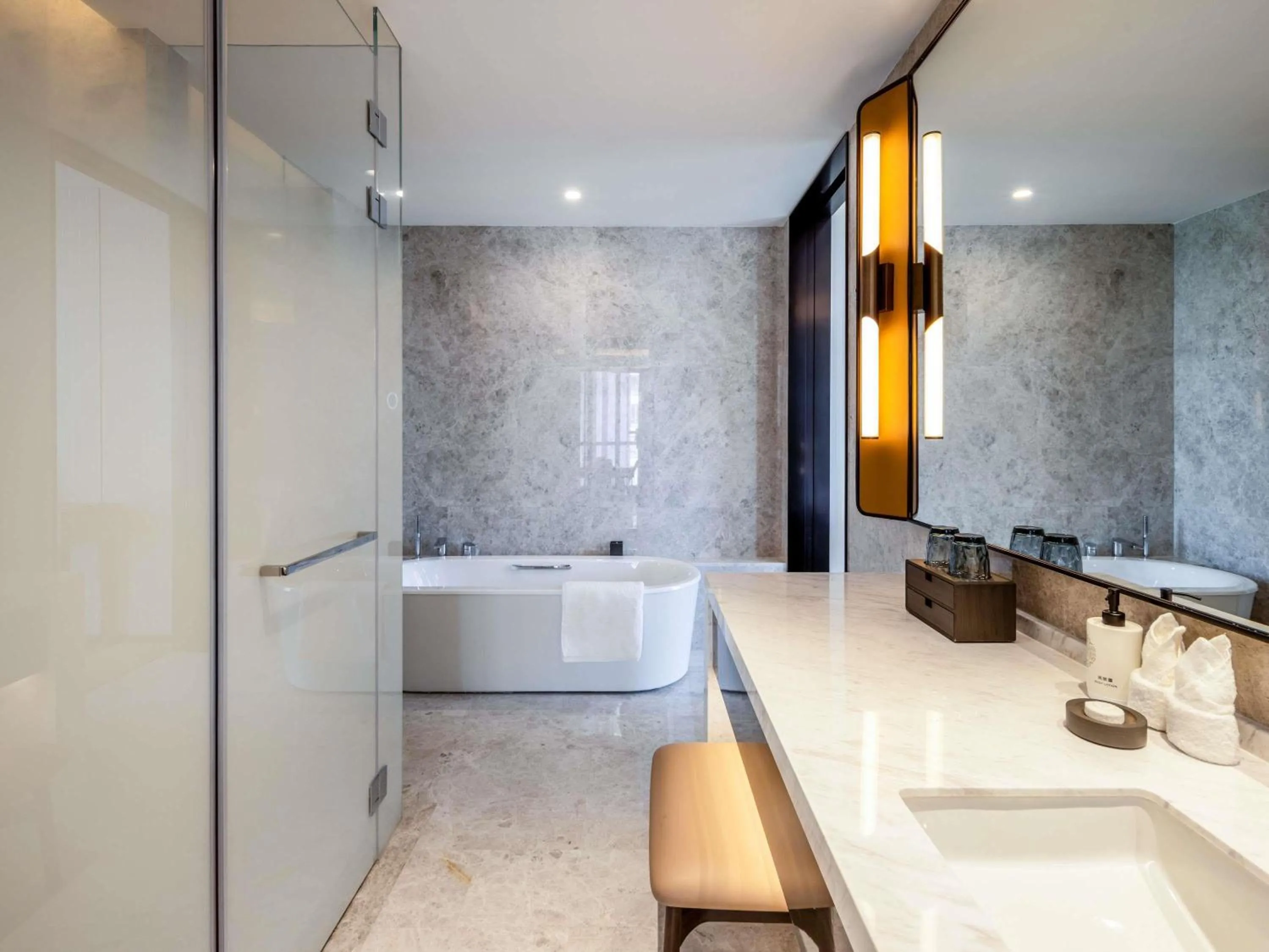 Bedroom in Grand Mercure Yichang Waitan