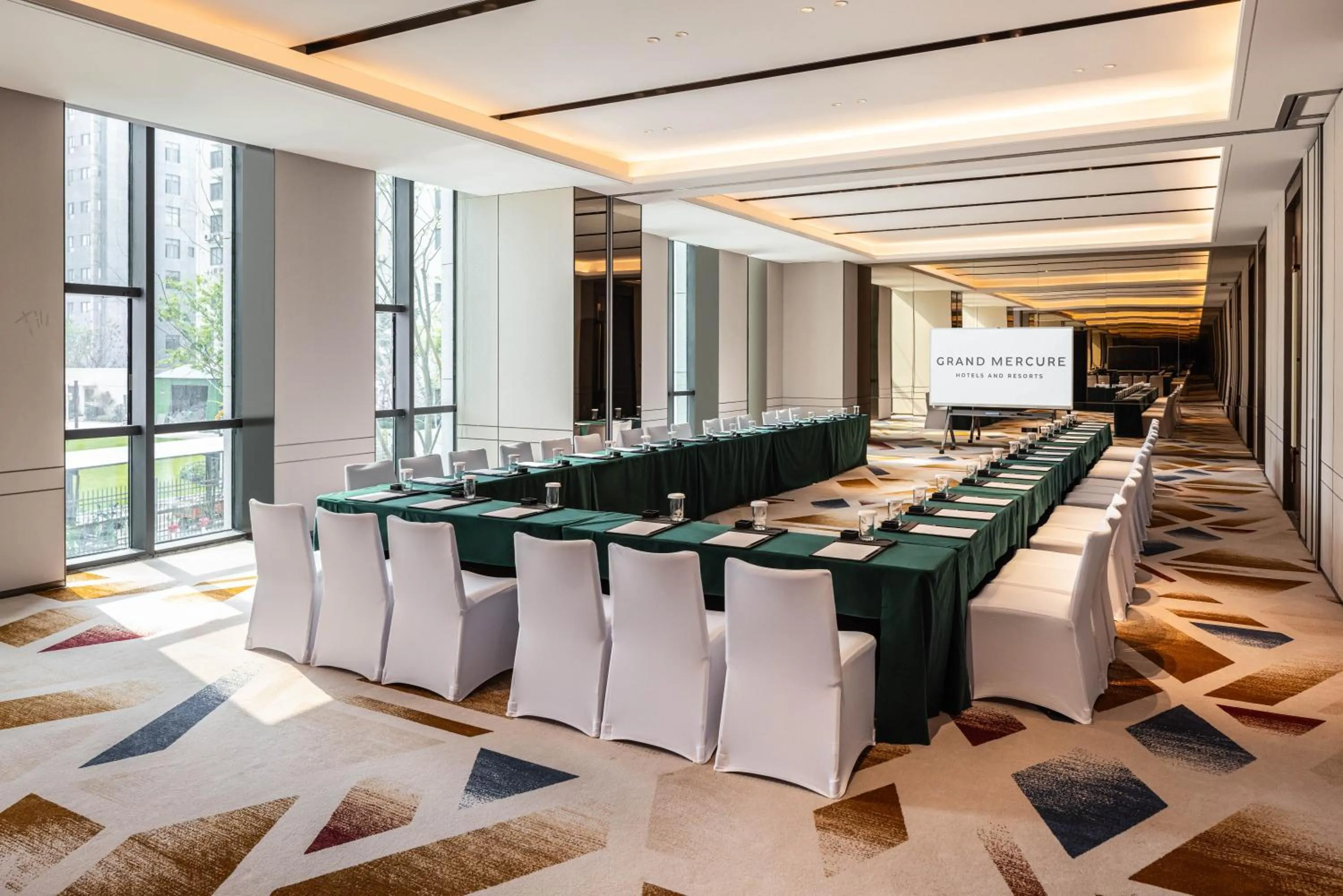 Meeting/conference room in Grand Mercure Yichang Waitan