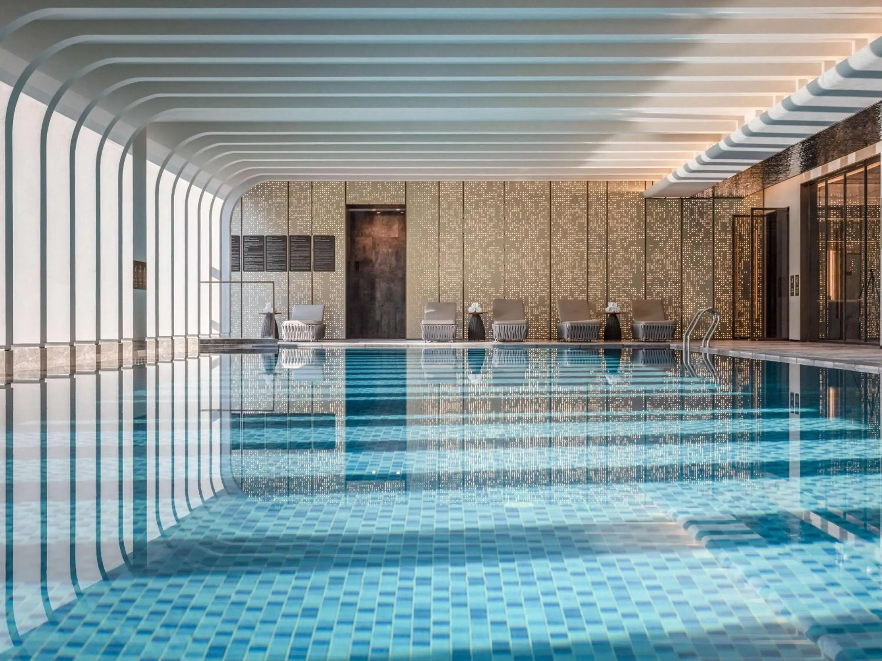 Pool view in Grand Mercure Yichang Waitan Pool view in Grand Mercure Yichang Waitan