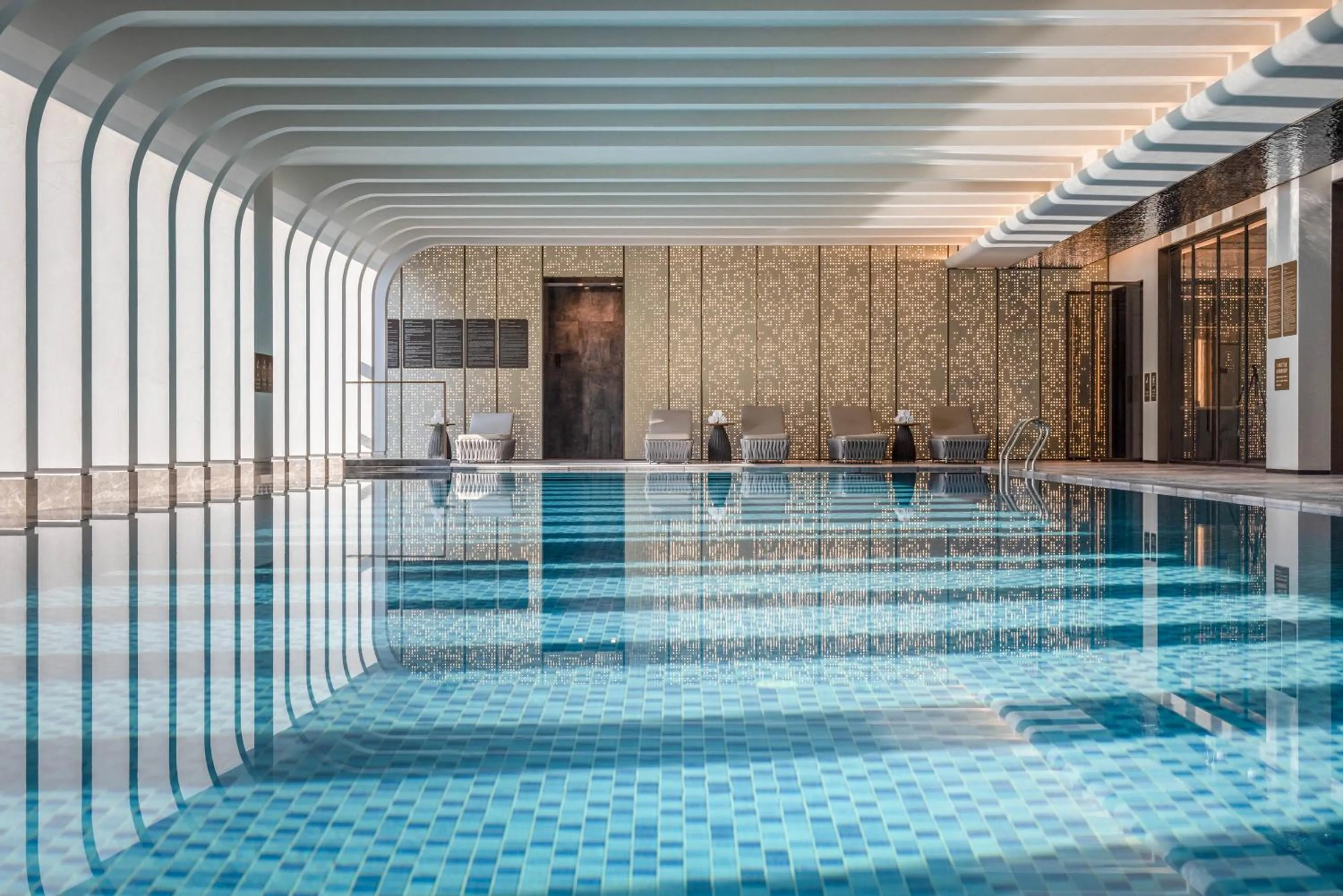 Swimming pool in Grand Mercure Yichang Waitan