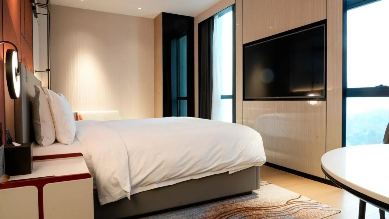 Bed in Grand Mercure Yichang Waitan