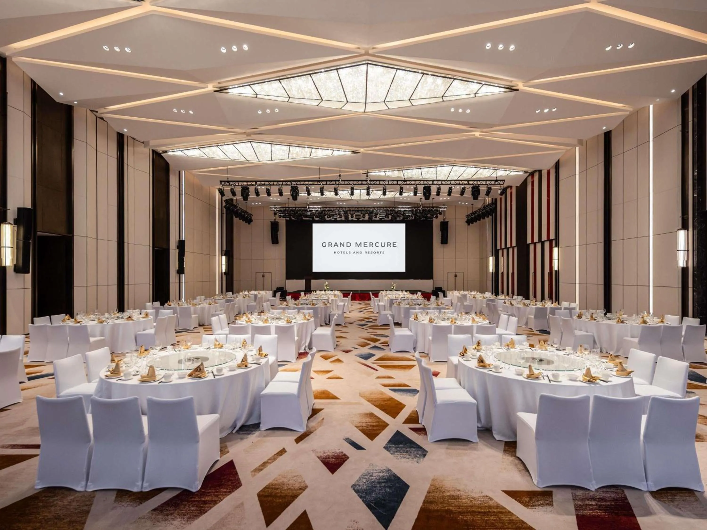 Meeting/conference room in Grand Mercure Yichang Waitan