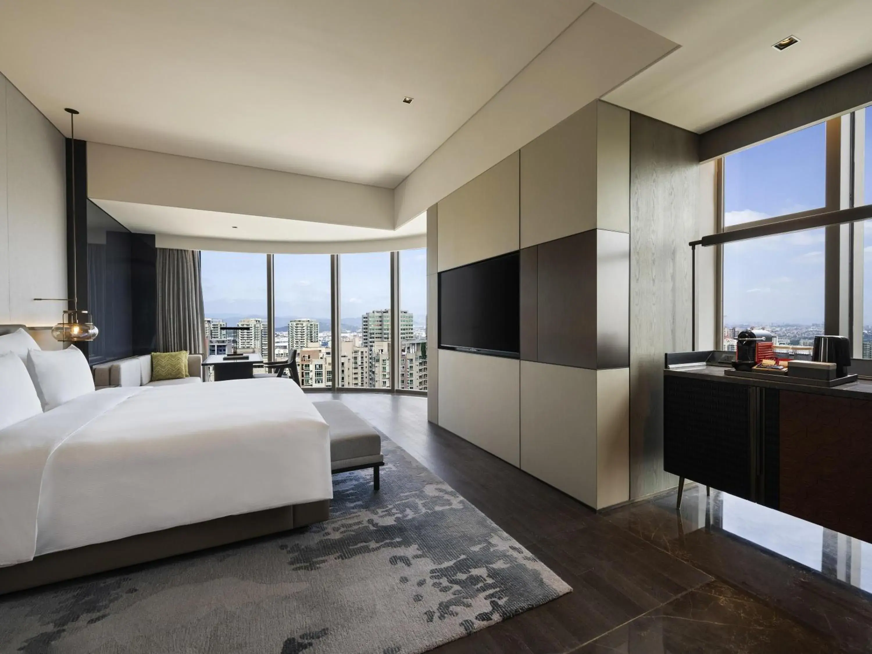 Deluxe King Room with City View in Pullman Quanzhou Shuitou Deluxe King Room with City View in Pullman Quanzhou Shuitou