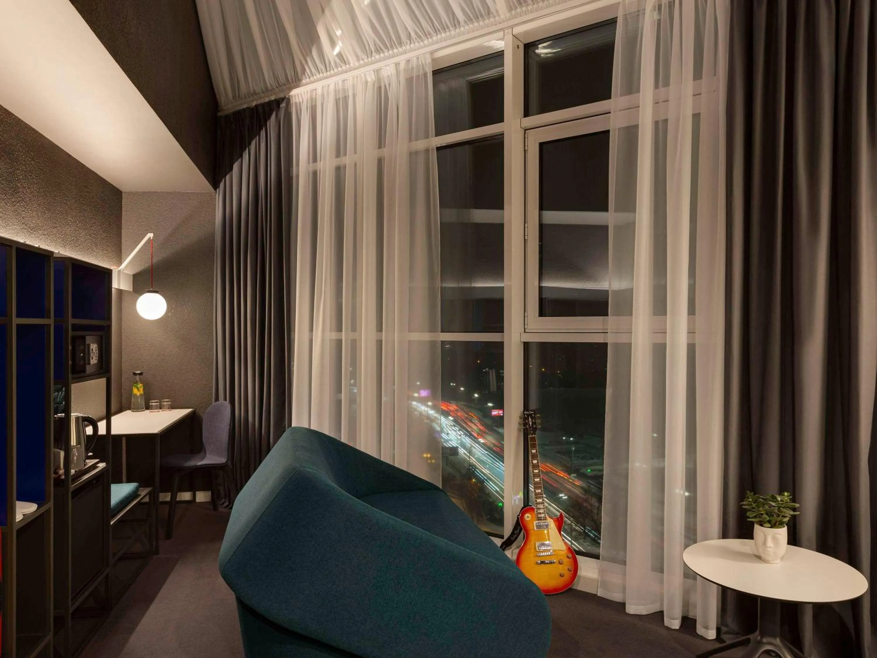 Bedroom in ibis Kyiv Beresteiska