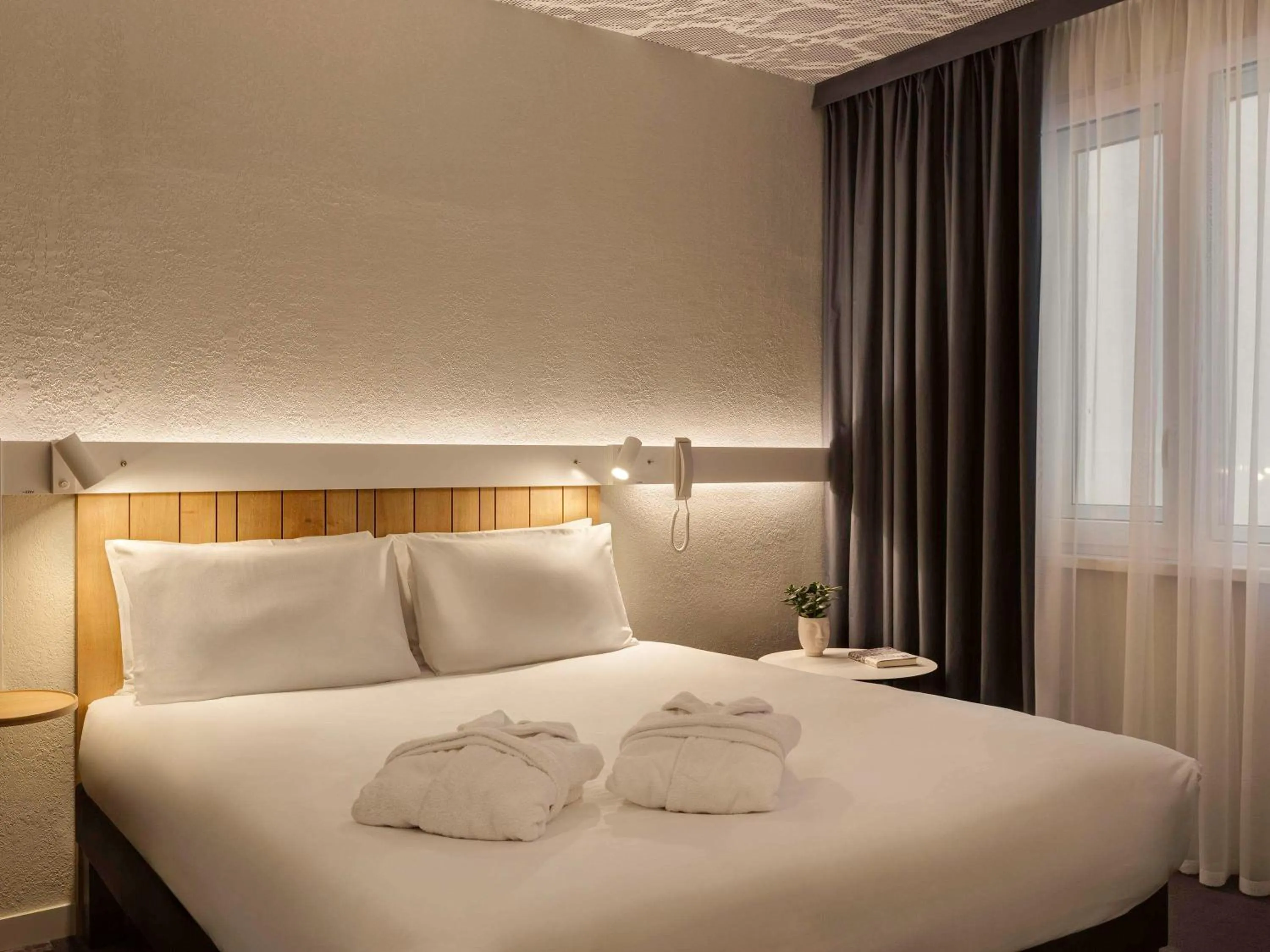 Bedroom, Bed in ibis Kyiv Beresteiska