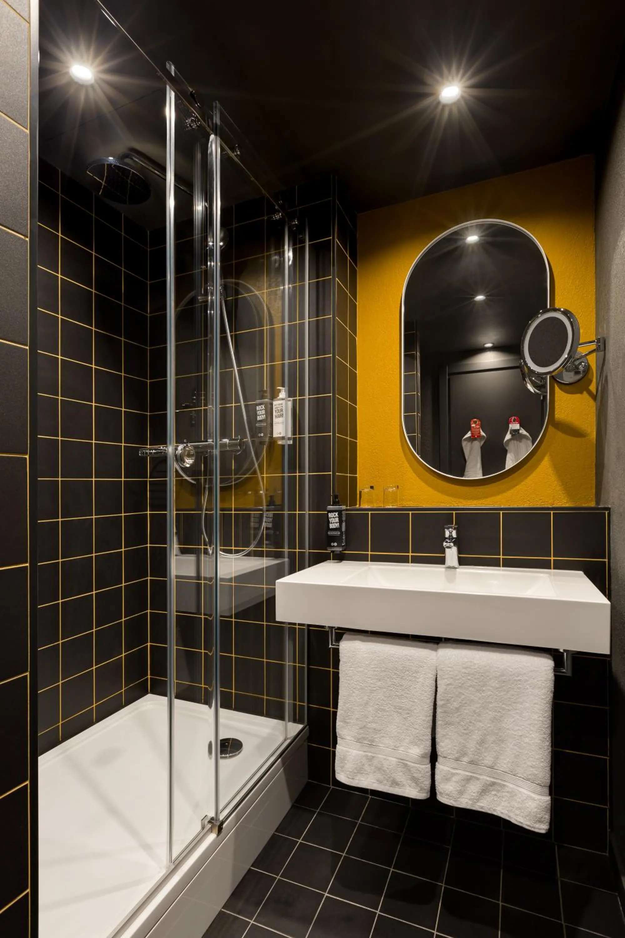 Shower in ibis Kyiv Beresteiska