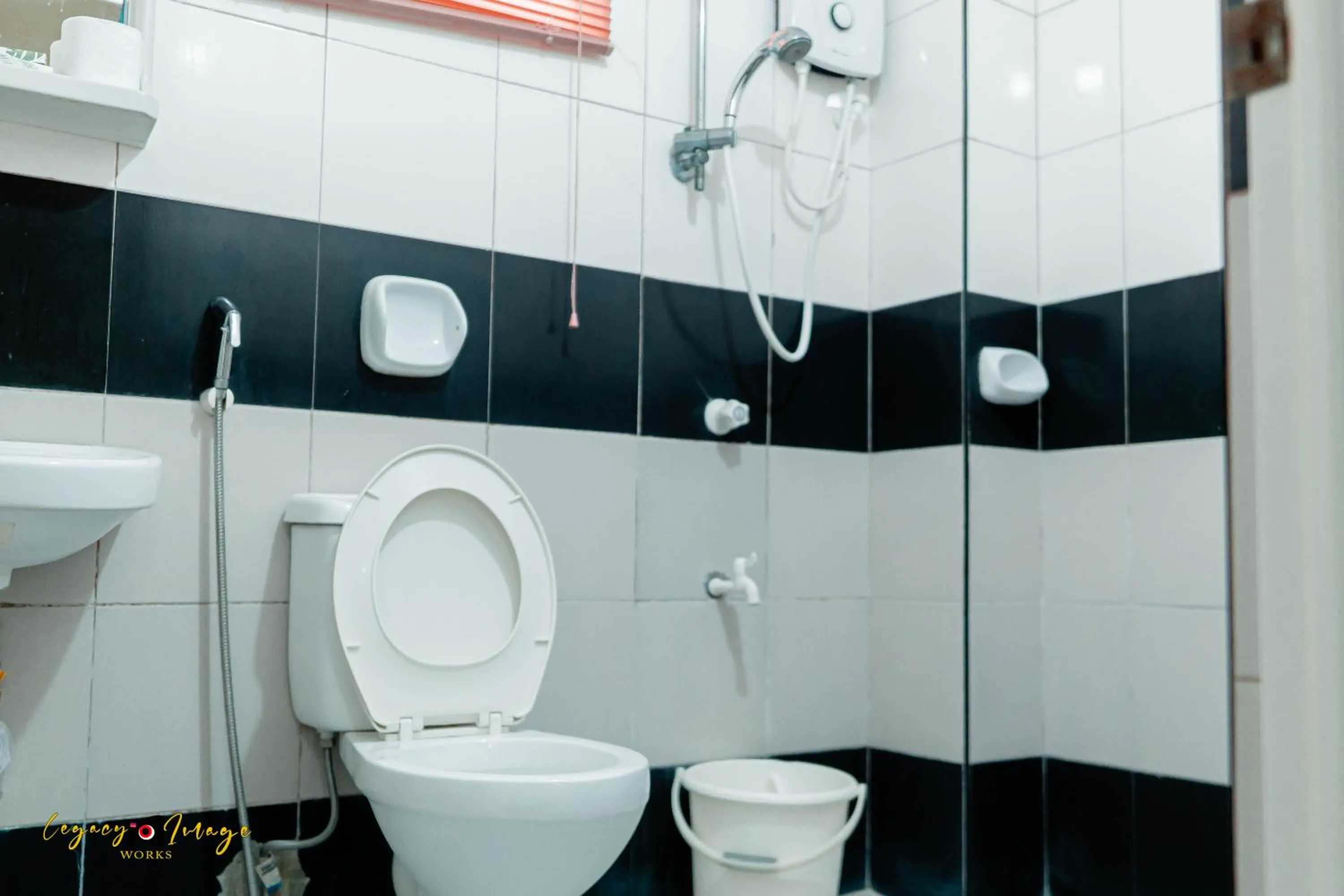 Shower in Imperial Ridge Pension House