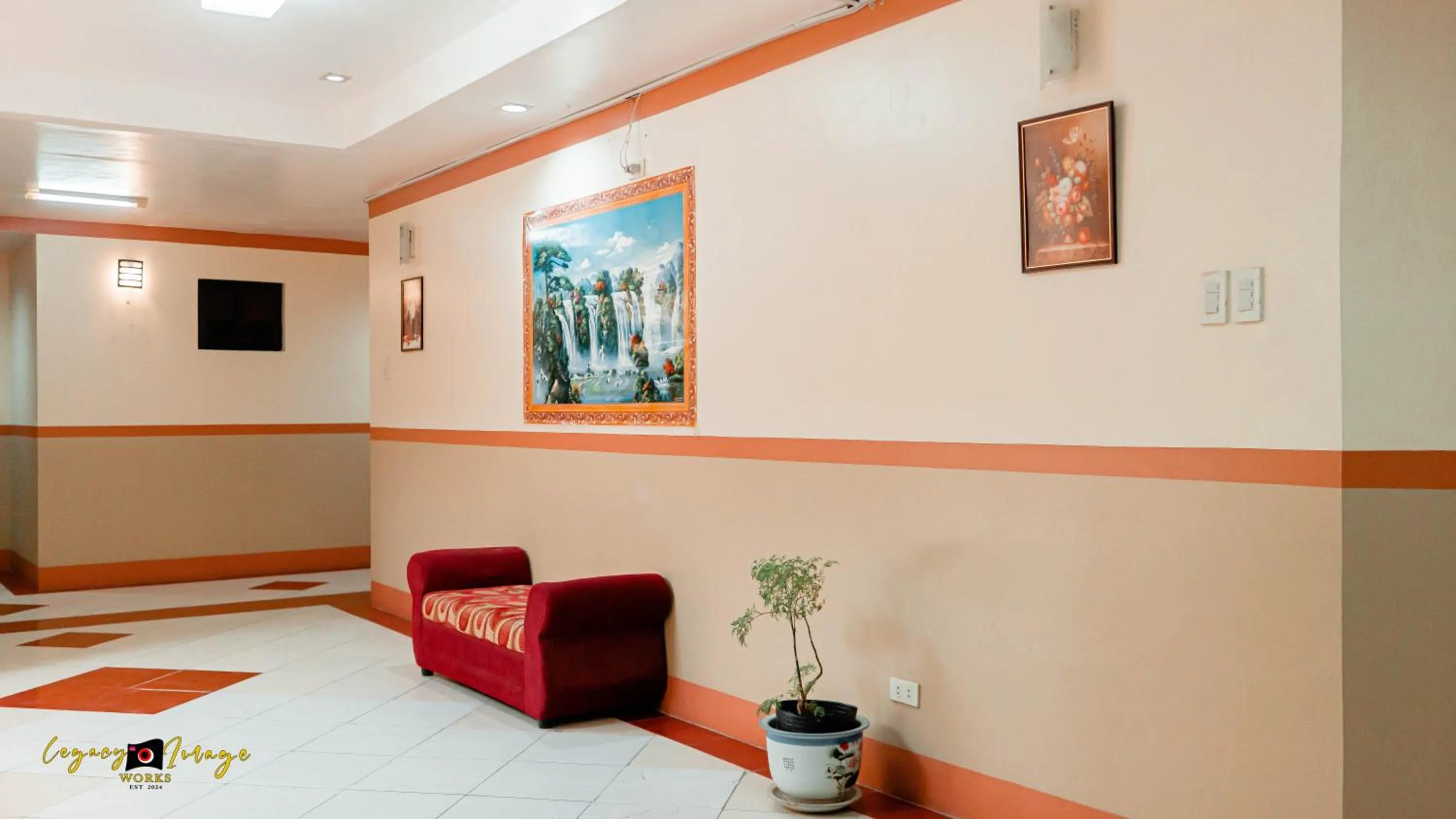 Communal lounge/ TV room in Imperial Ridge Pension House