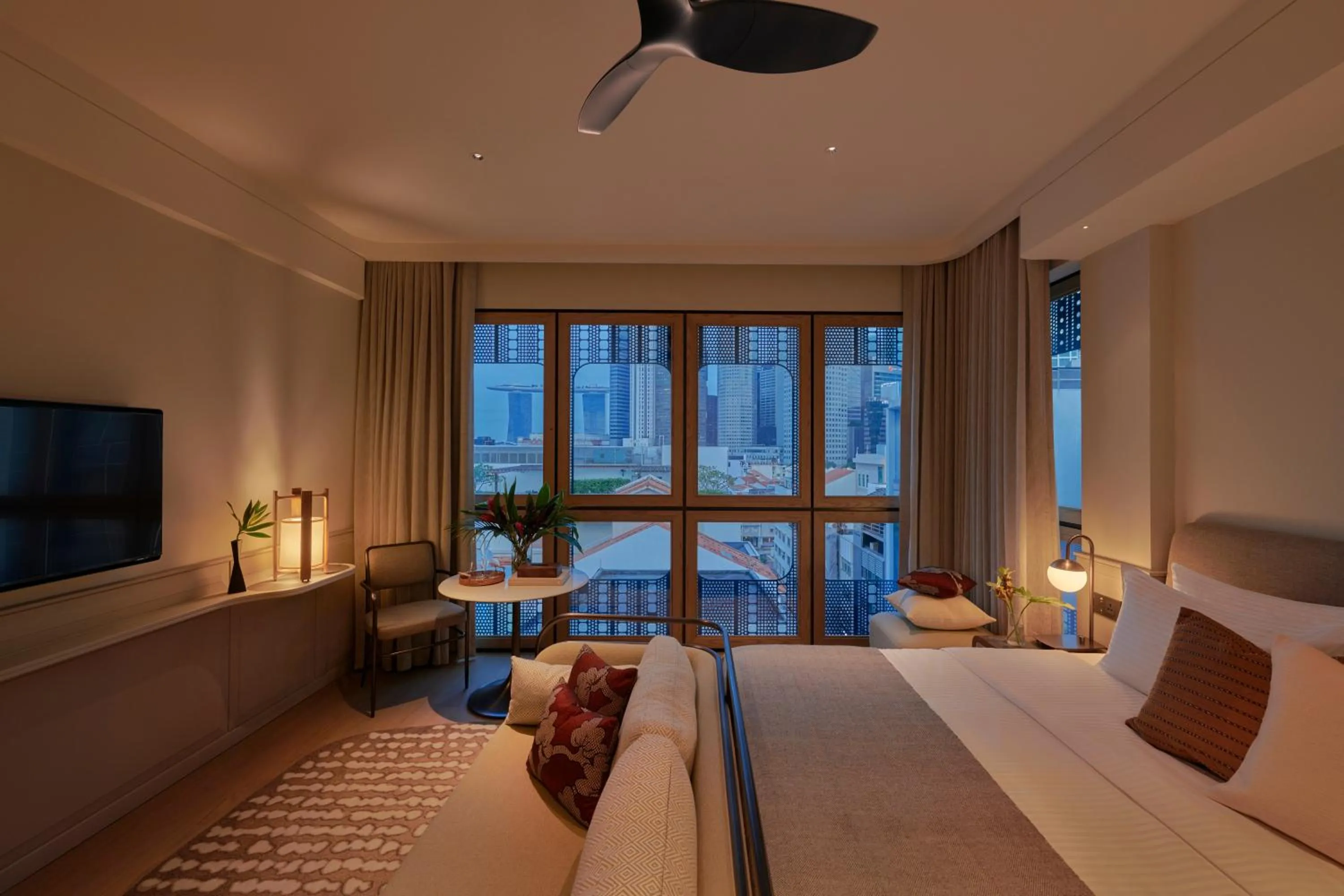 TV and multimedia, Bed in 21 Carpenter, Singapore, a Member of Design Hotels