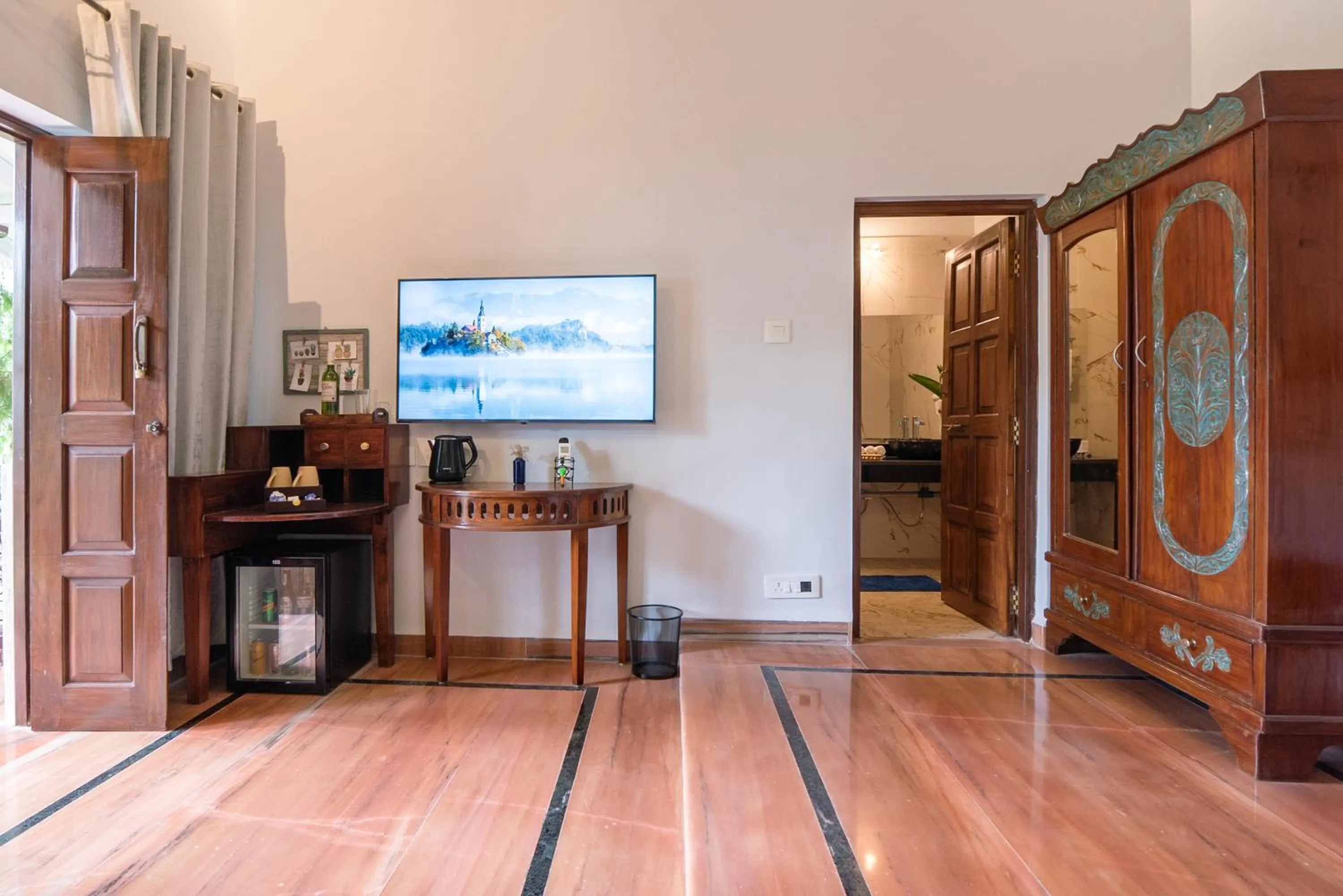 TV and multimedia in Sashas Holiday Village