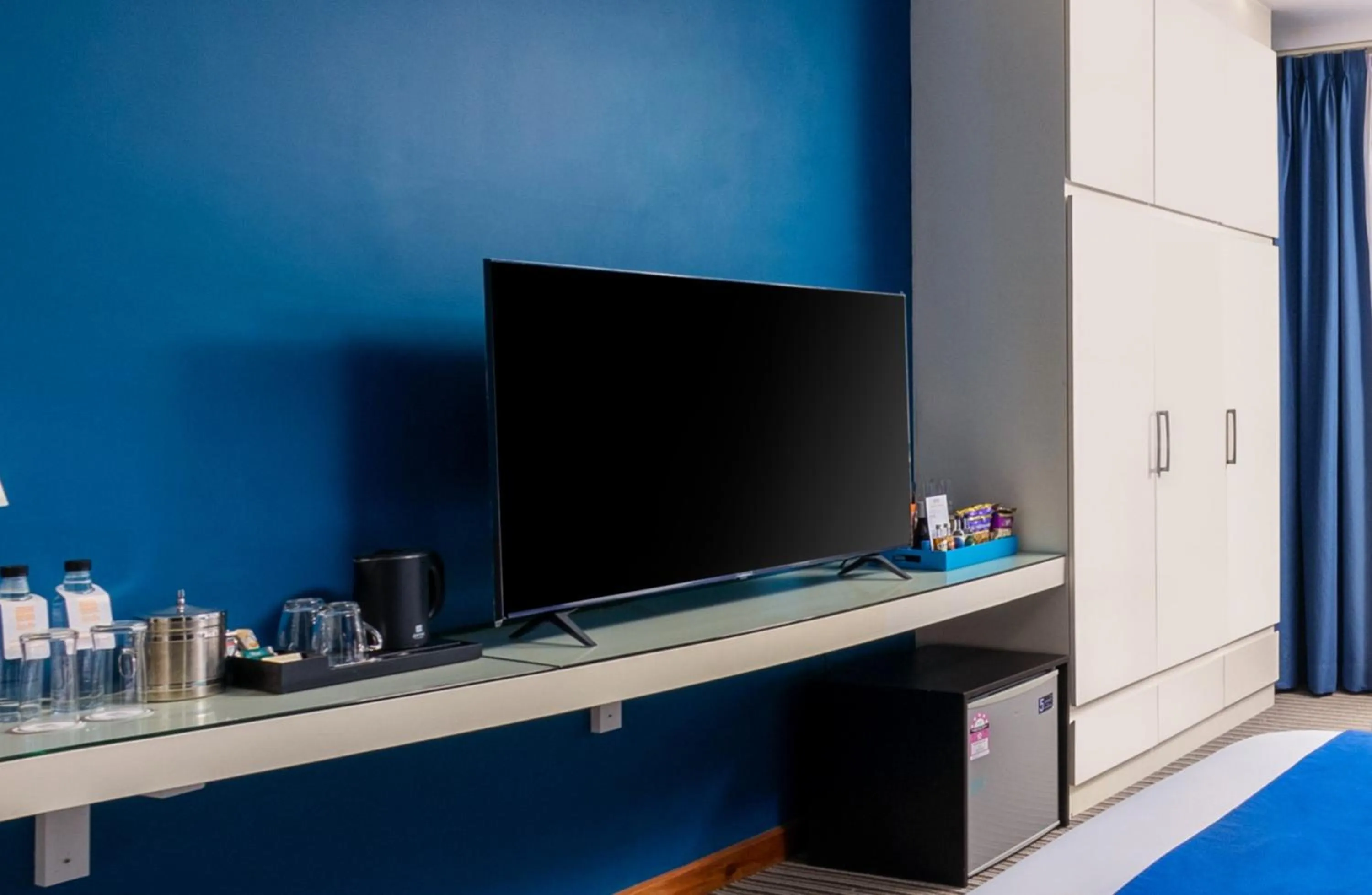 TV and multimedia in Jaya Suites Hotel