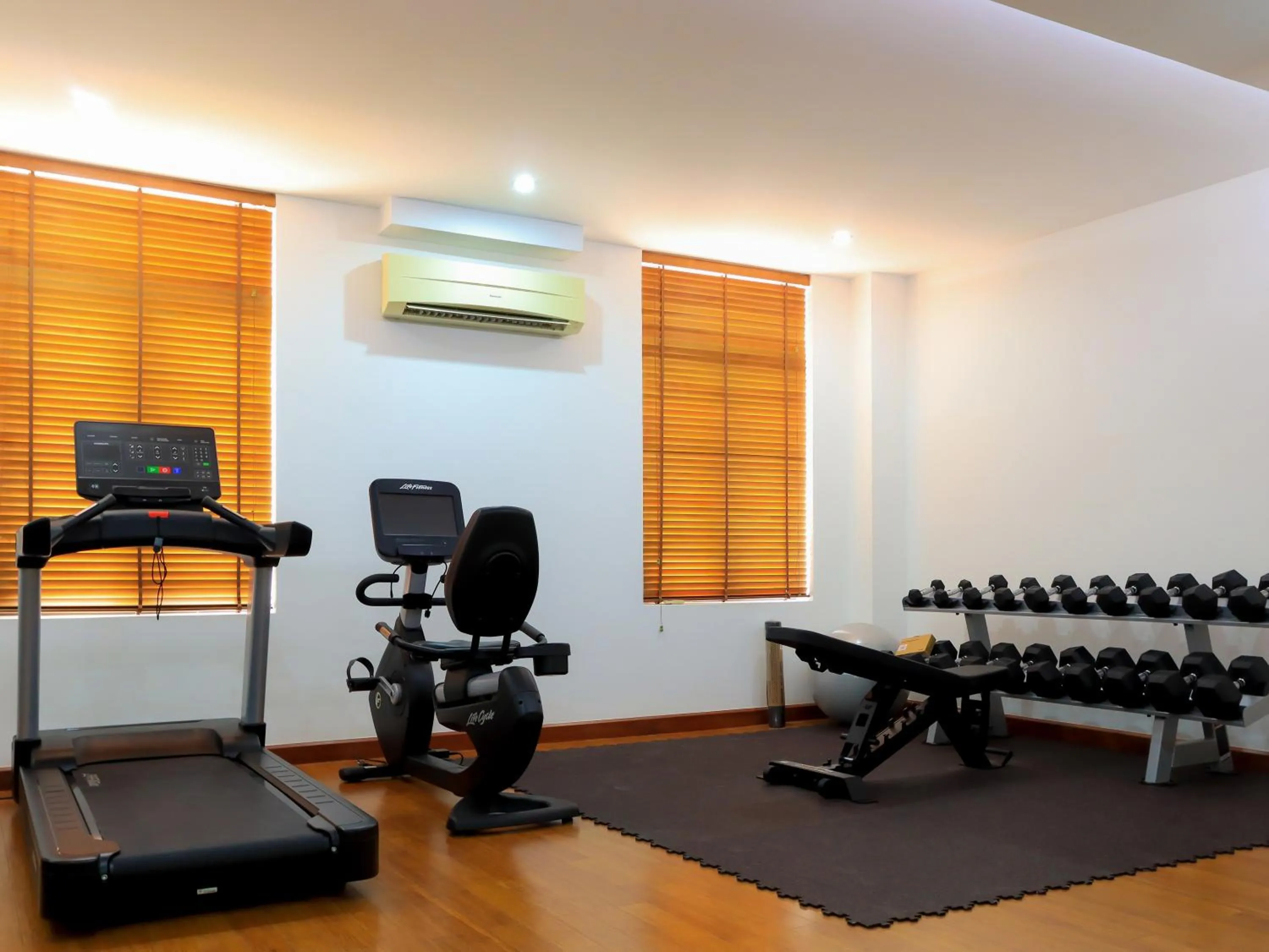 Fitness centre/facilities in Jaya Suites Hotel