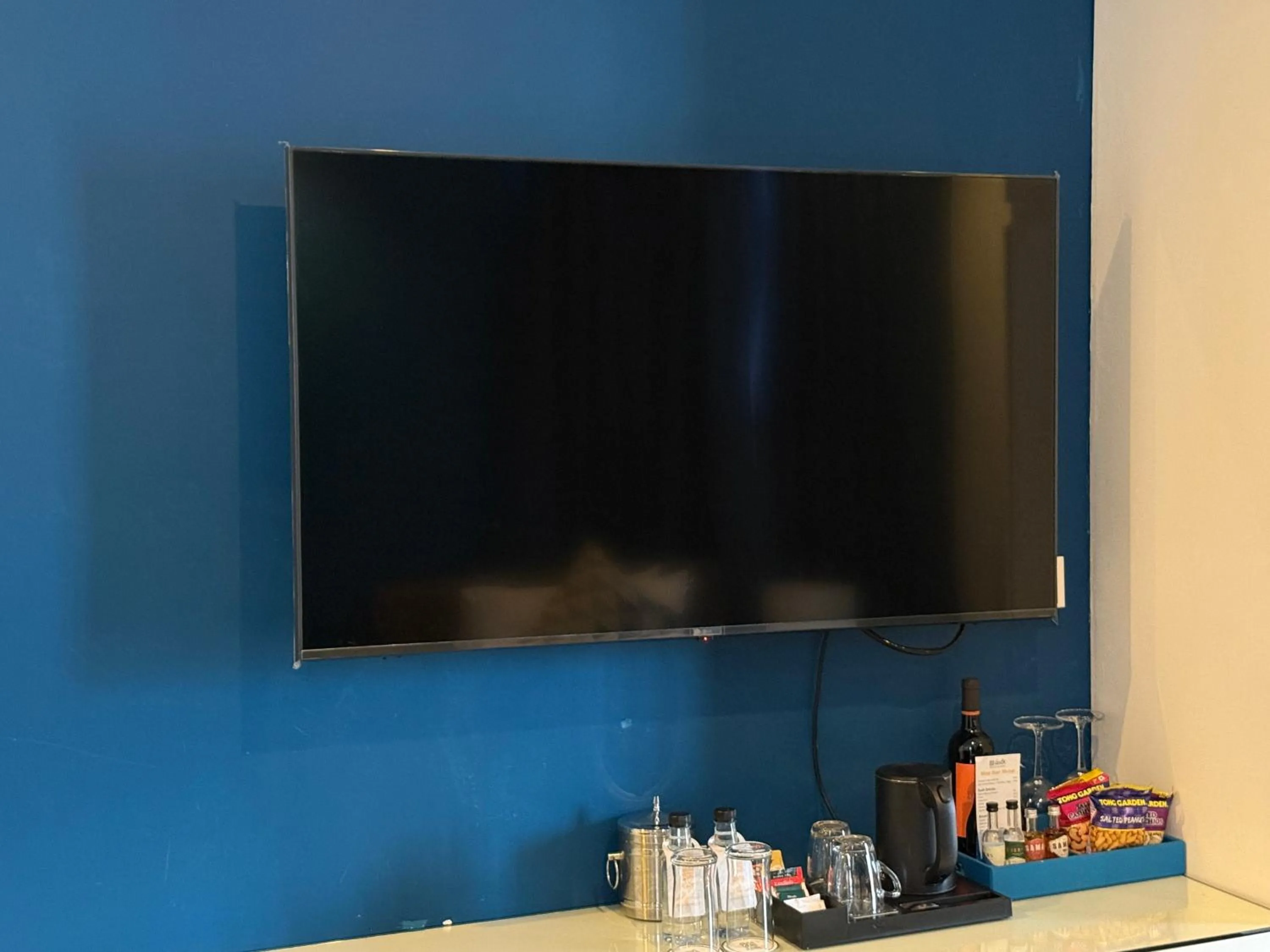 TV and multimedia in Jaya Suites Hotel